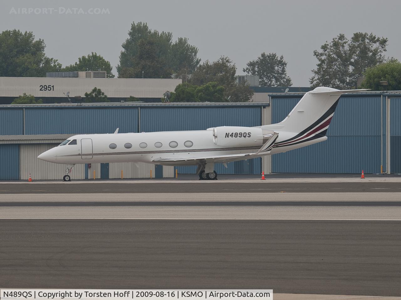 N489QS, 1999 Gulfstream Aerospace G-IV C/N 1389, N489QS parked at KSMO