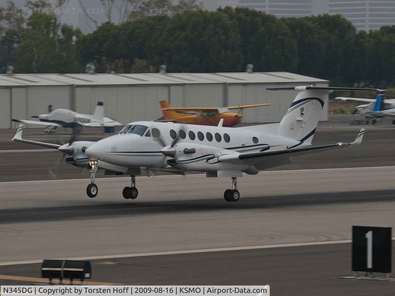 N345DG, 2005 Raytheon Aircraft Company B300 C/N FL-427, N345DG arriving on RWY 21