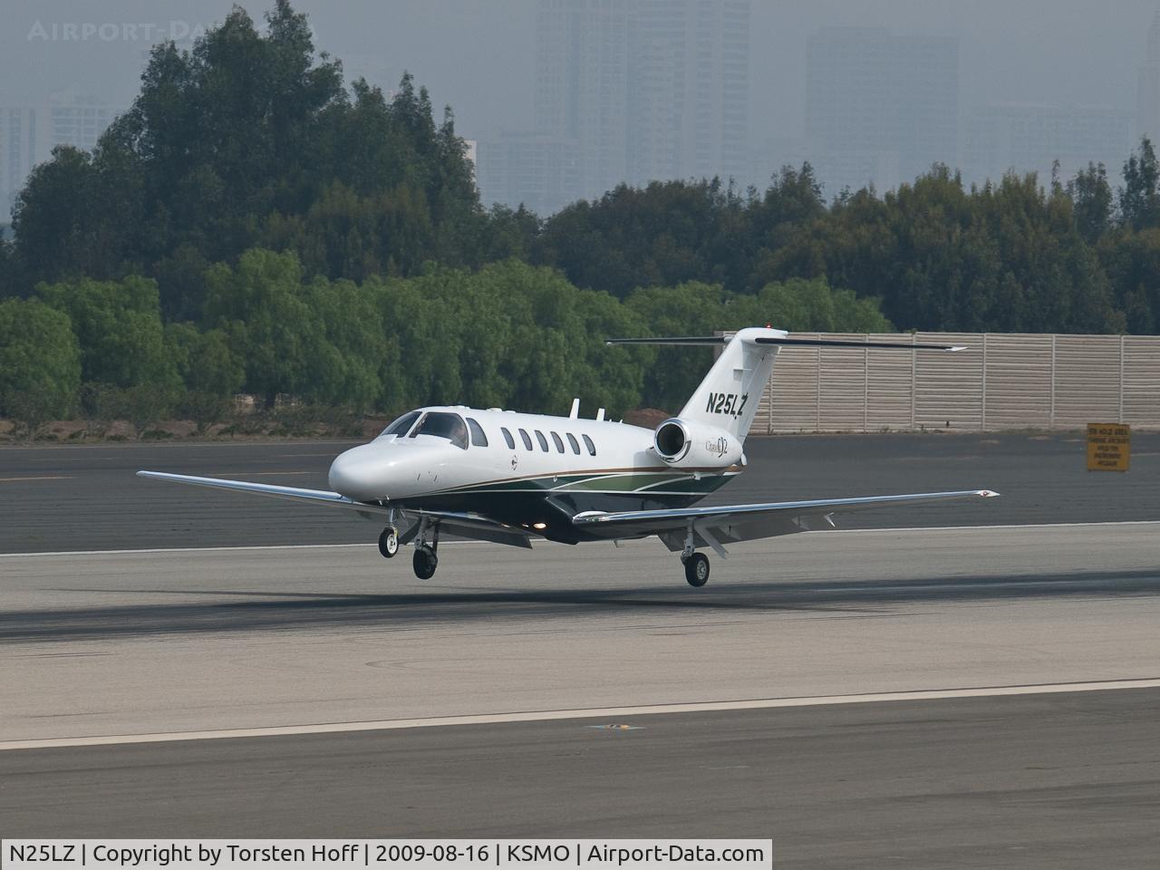 N25LZ, 2003 Cessna 525A CitationJet CJ2 C/N 525A0177, N25LZ arriving on RWY 21