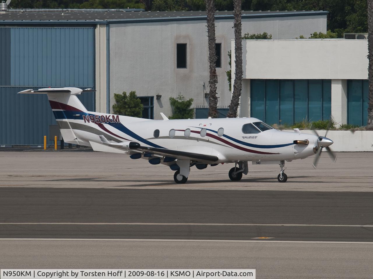N950KM, 2004 Pilatus PC-12/45 C/N 540, N950KM taxiing