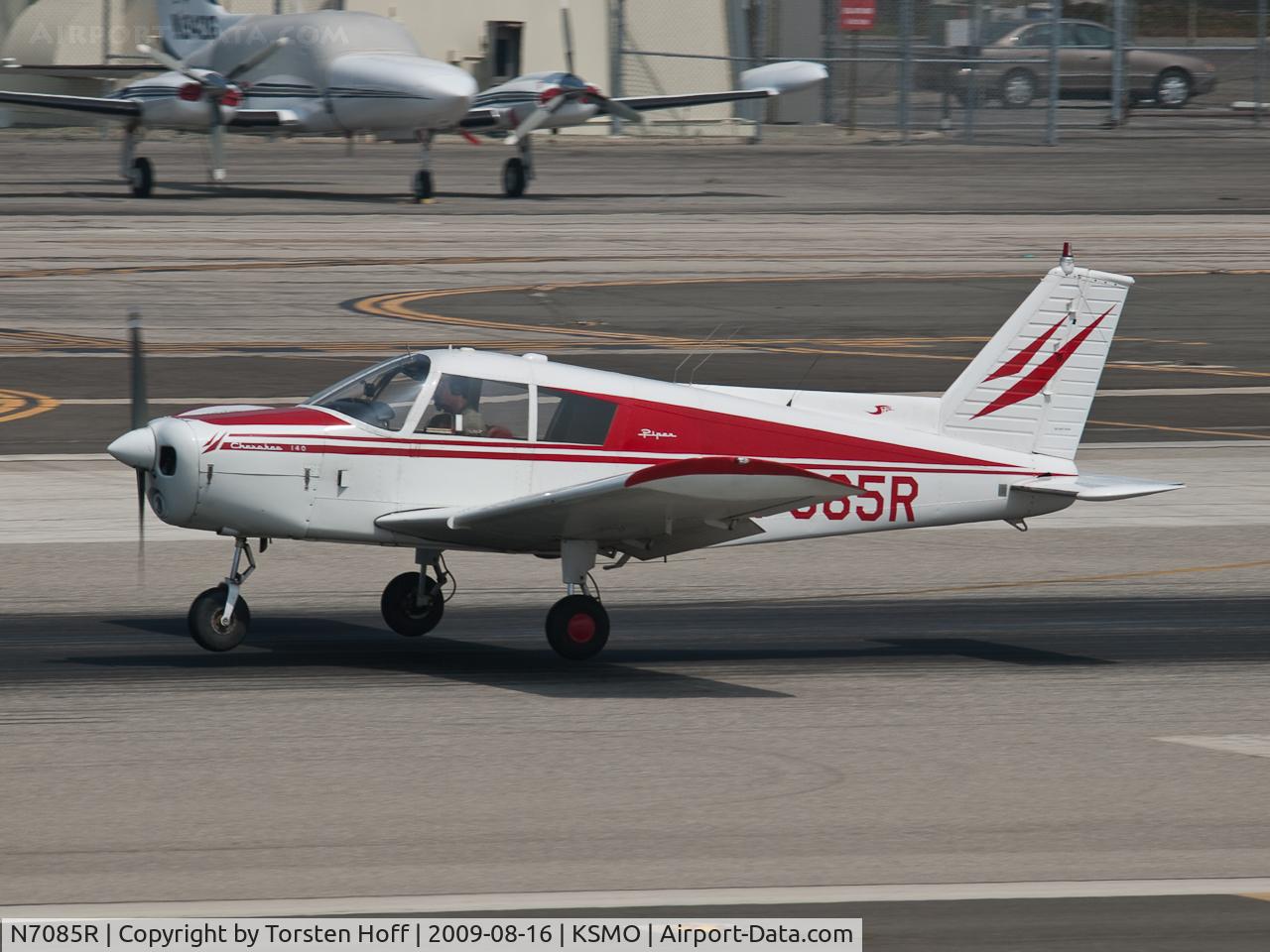 N7085R, 1966 Piper PA-28-140 Cherokee C/N 28-21788, N7085R arriving on RWY 21