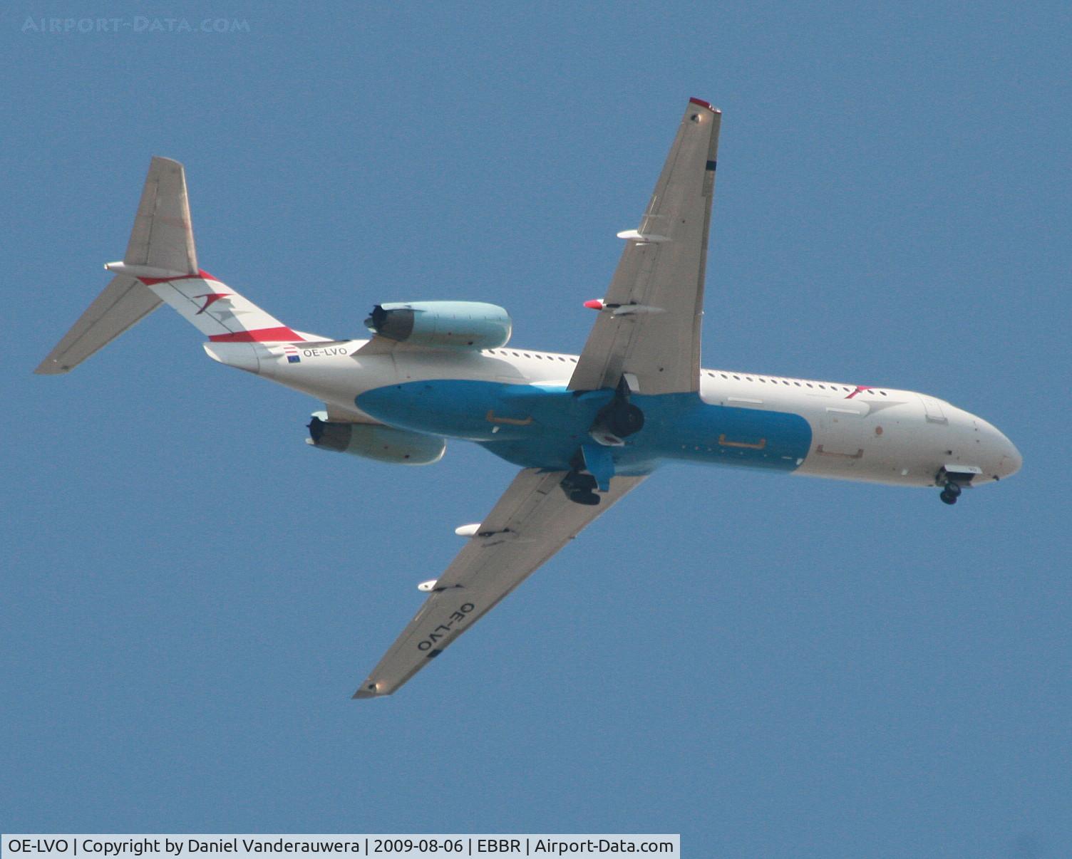 OE-LVO, 1993 Fokker 100 (F-28-0100) C/N 11460, Approach to rwy 07L/R