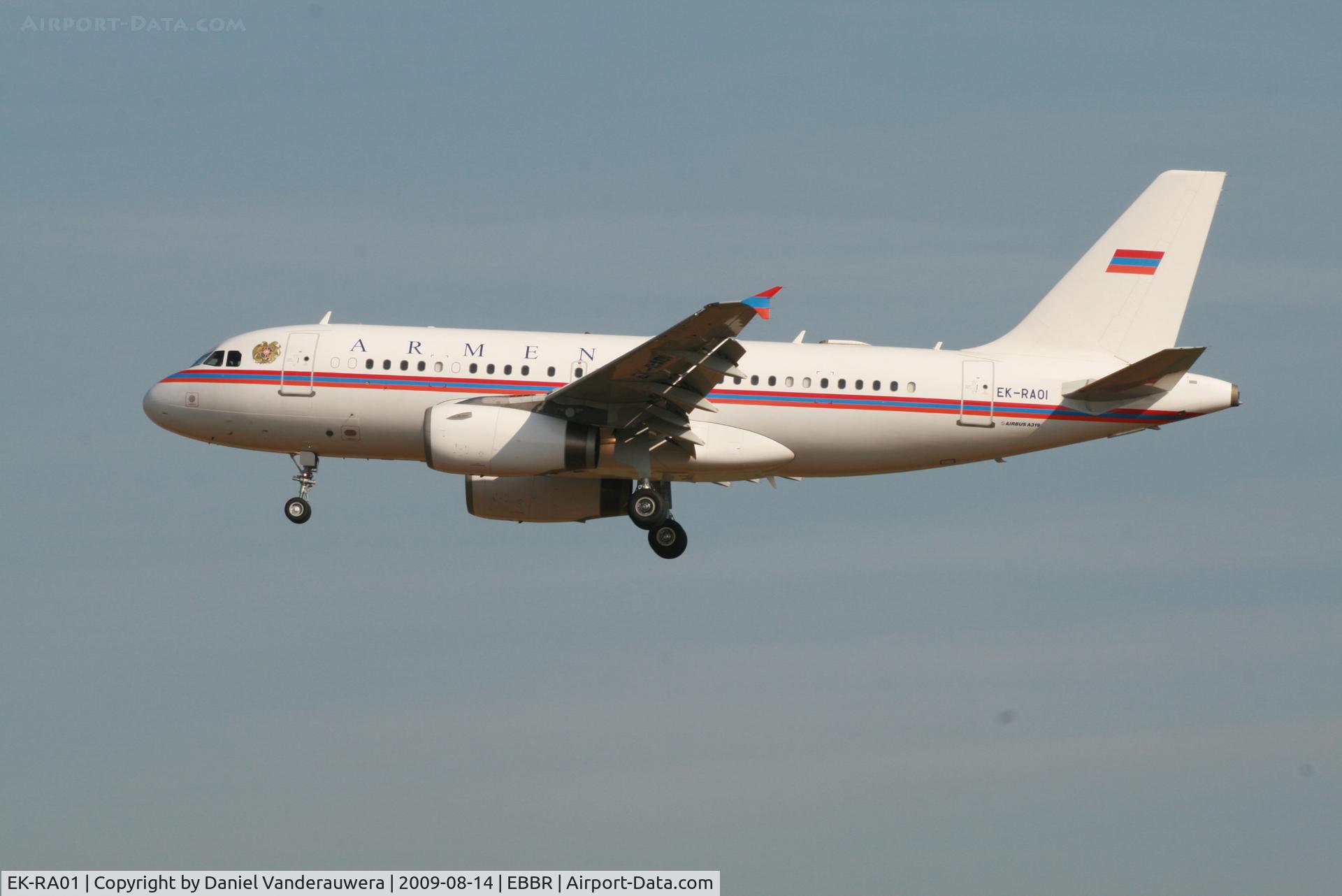EK-RA01, 1998 Airbus A319-132 C/N 0913, descending to rwy 25L