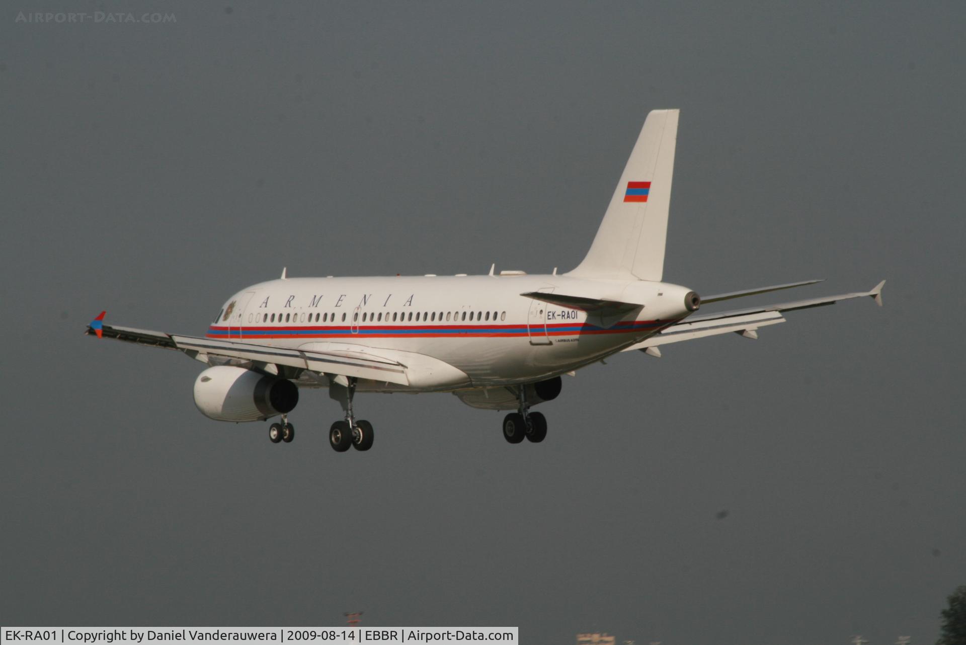 EK-RA01, 1998 Airbus A319-132 C/N 0913, several seconds before landing on rwy 25L