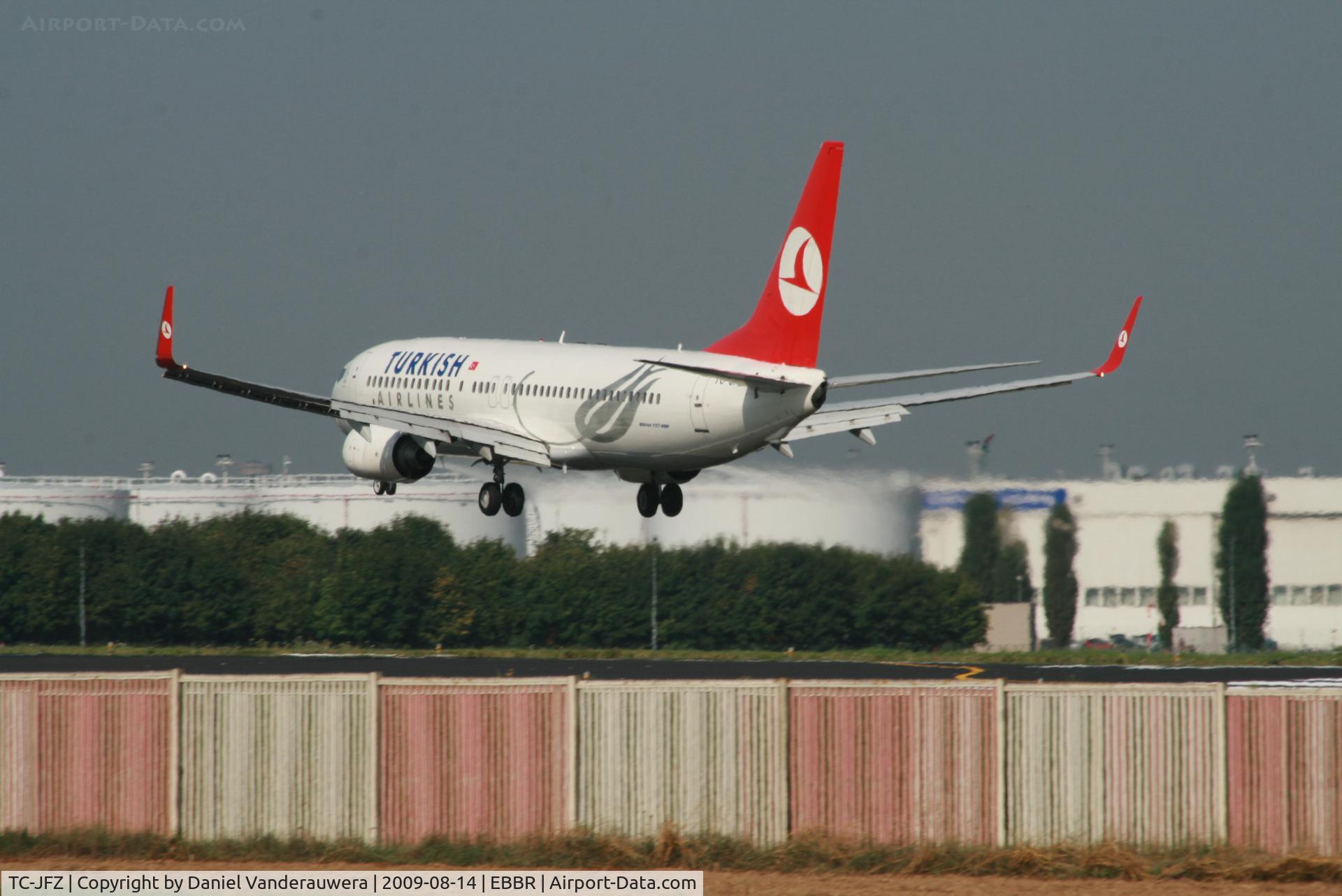 TC-JFZ, 2000 Boeing 737-8F2 C/N 29784, several seconds before landing on rwy 25L