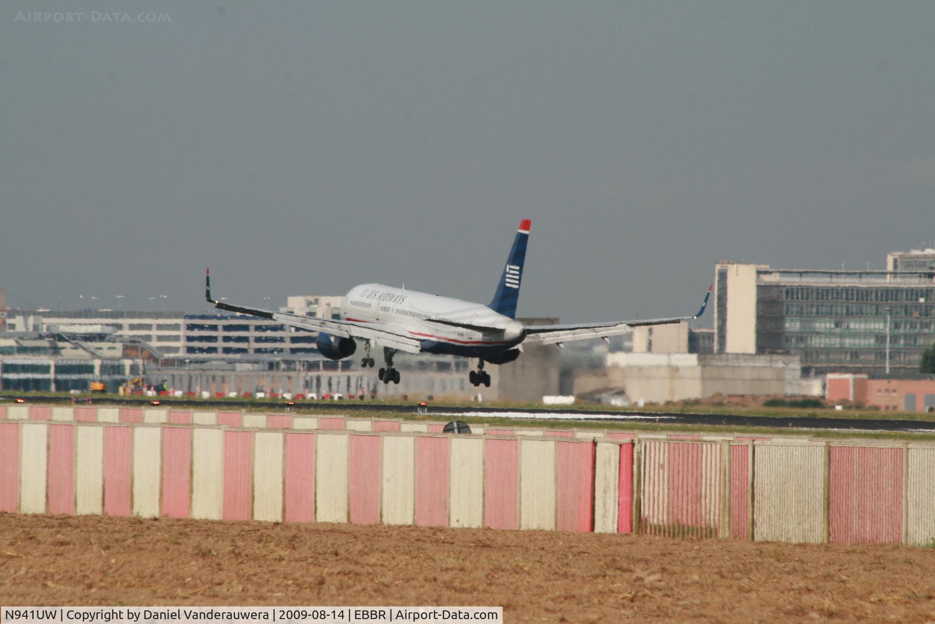 N941UW, 1995 Boeing 757-2B7 C/N 27806, several seconds before landing on rwy 25L