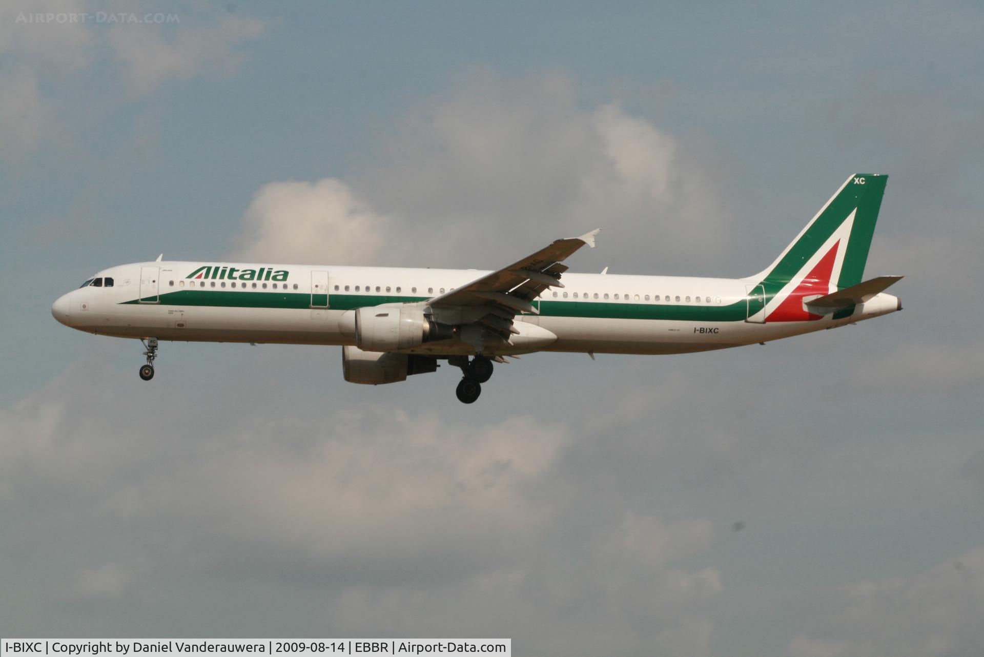 I-BIXC, 1995 Airbus A321-112 C/N 526, arrival of flight AZ156 to rwy 25L