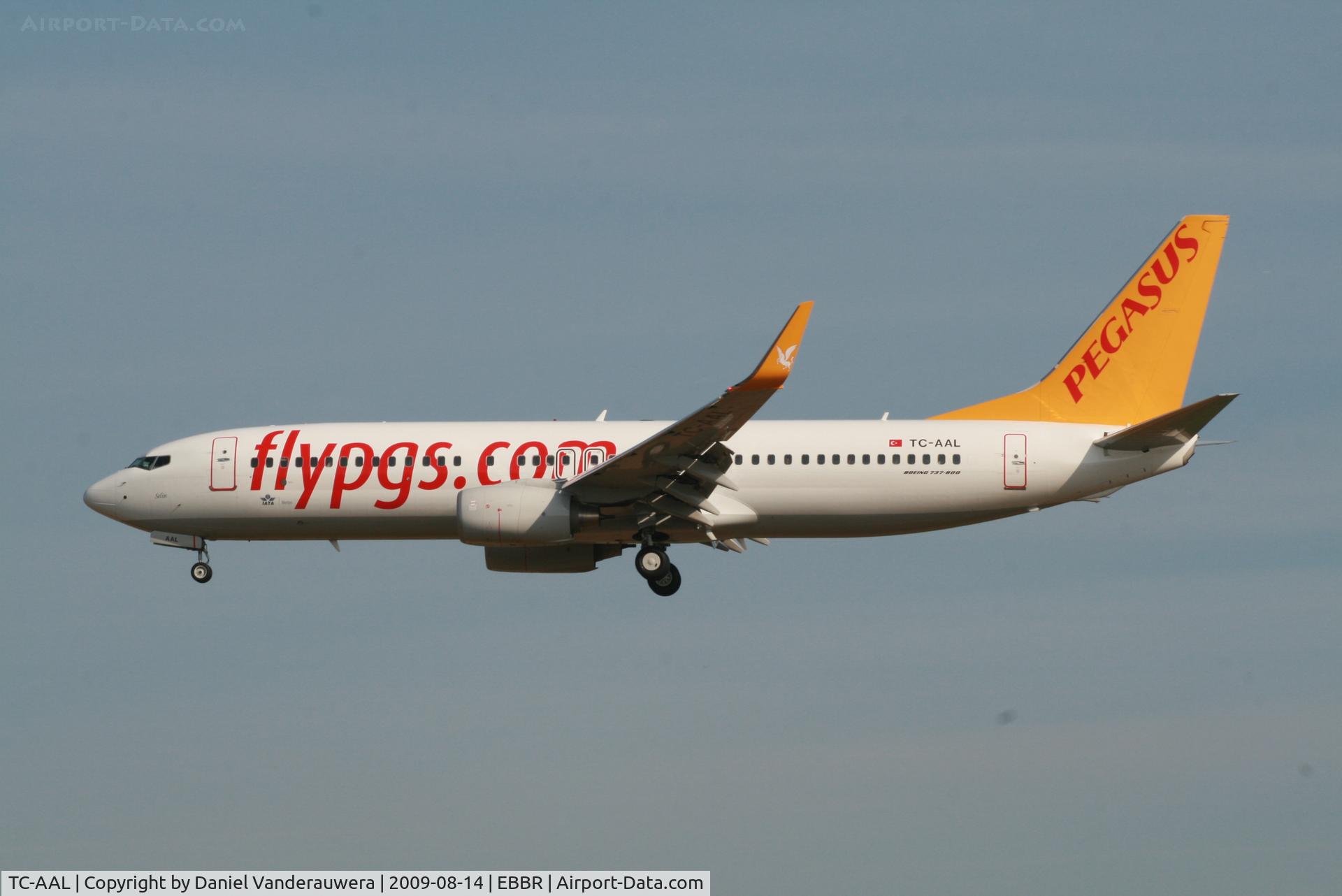 TC-AAL, 2009 Boeing 737-82R C/N 35984, arrival of flight PGT263 to rwy 25L