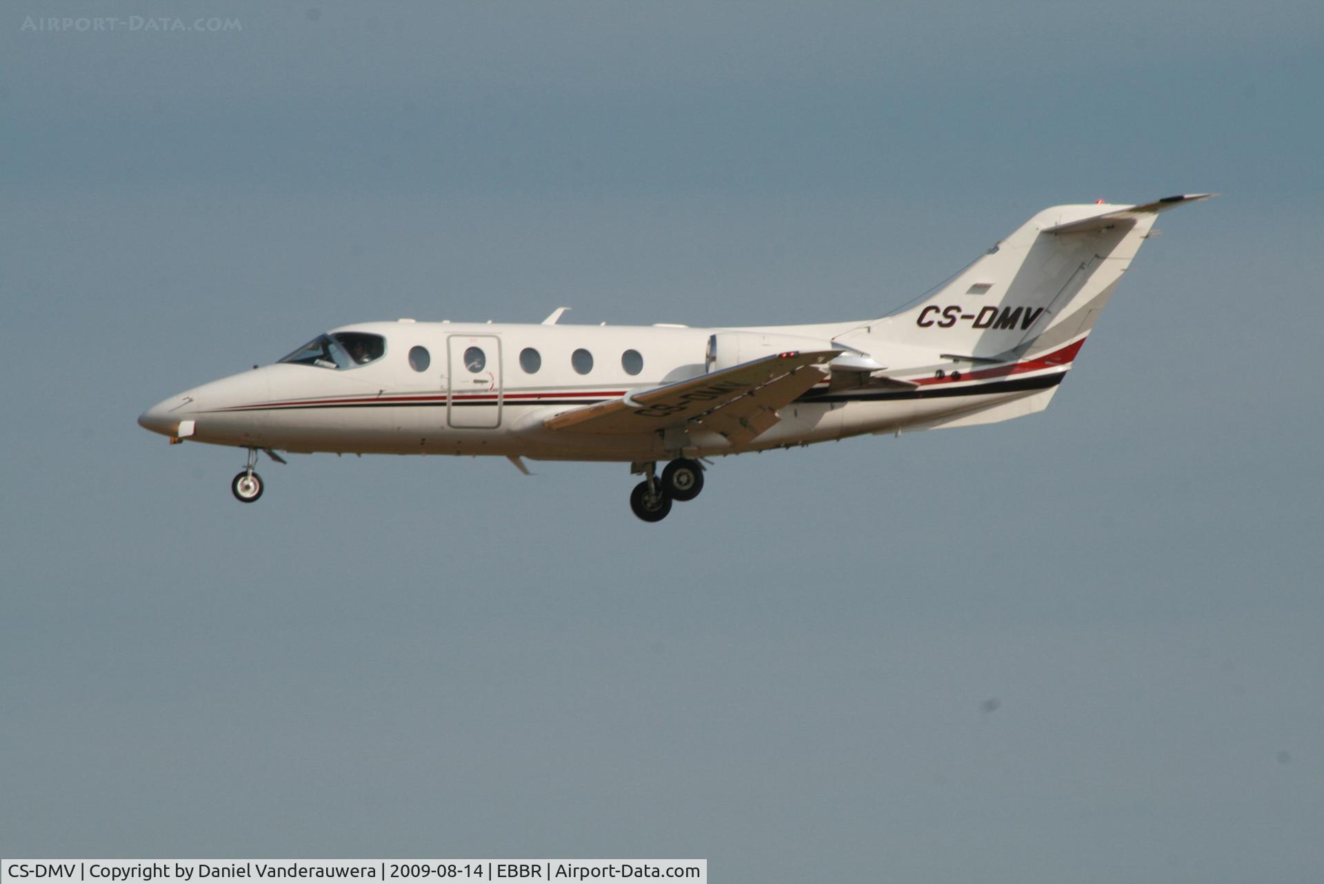 CS-DMV, 2008 Hawker Beechcraft 400A Beechjet Beechjet C/N RK-549, descending to rwy 25L