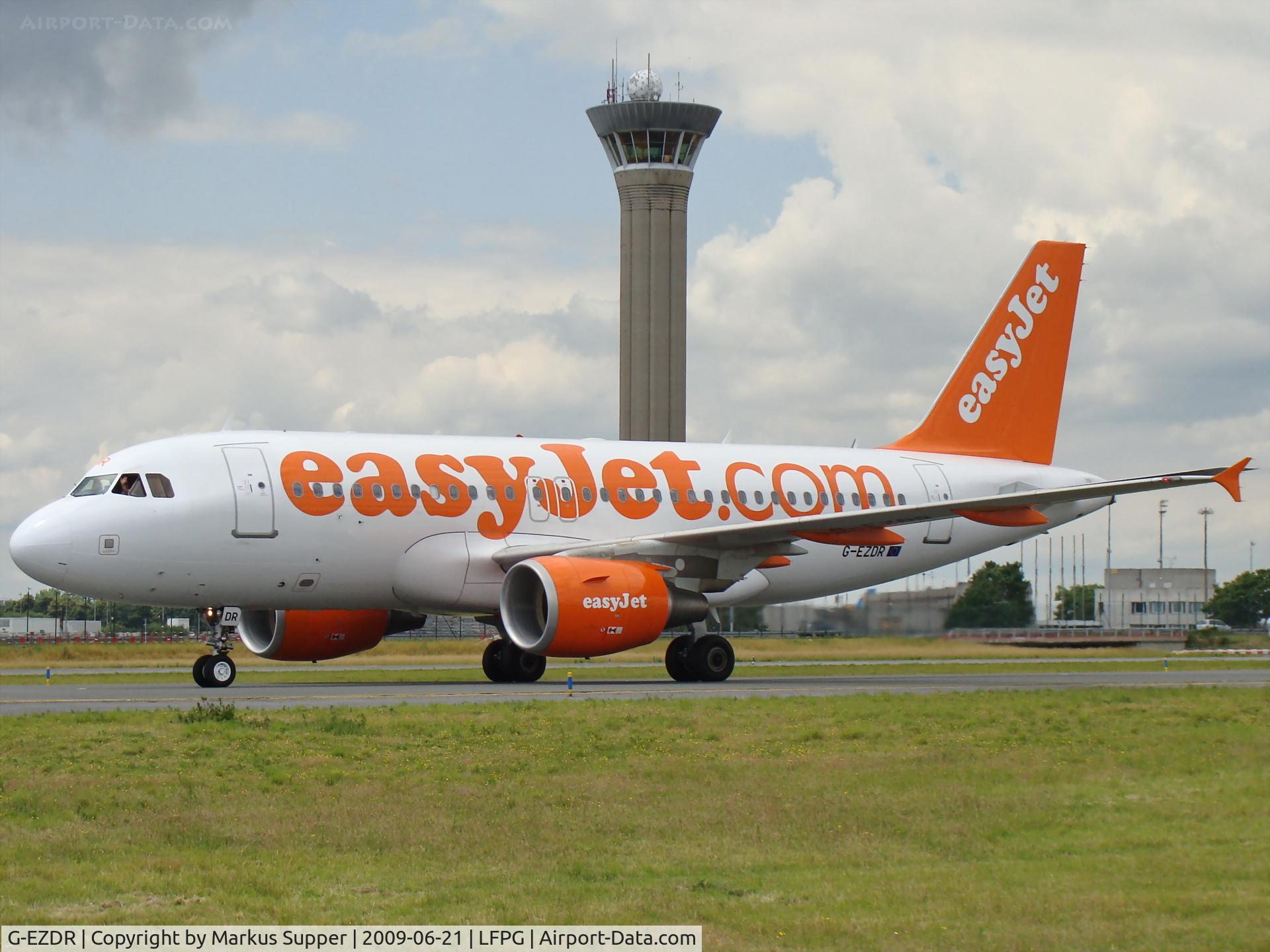 G-EZDR, 2008 Airbus A319-111 C/N 3683, The pilot greets us photographers