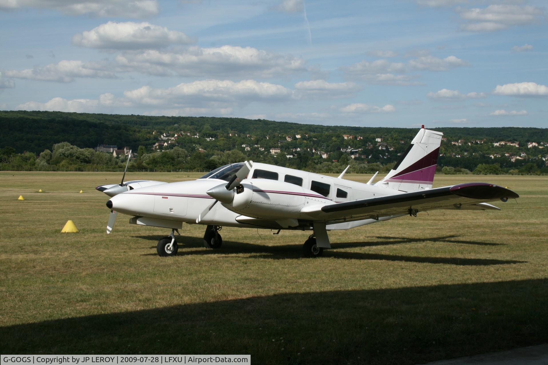G-GOGS, 1975 Piper PA-34-200T Seneca II C/N 34-7570228, Plane arriving in new attachment airport : LFXU