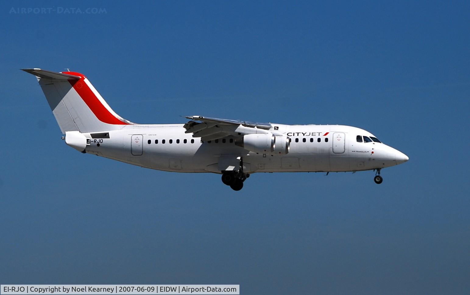 EI-RJO, 1999 British Aerospace Avro 146-RJ85A C/N E2352, Landing Rwy 10