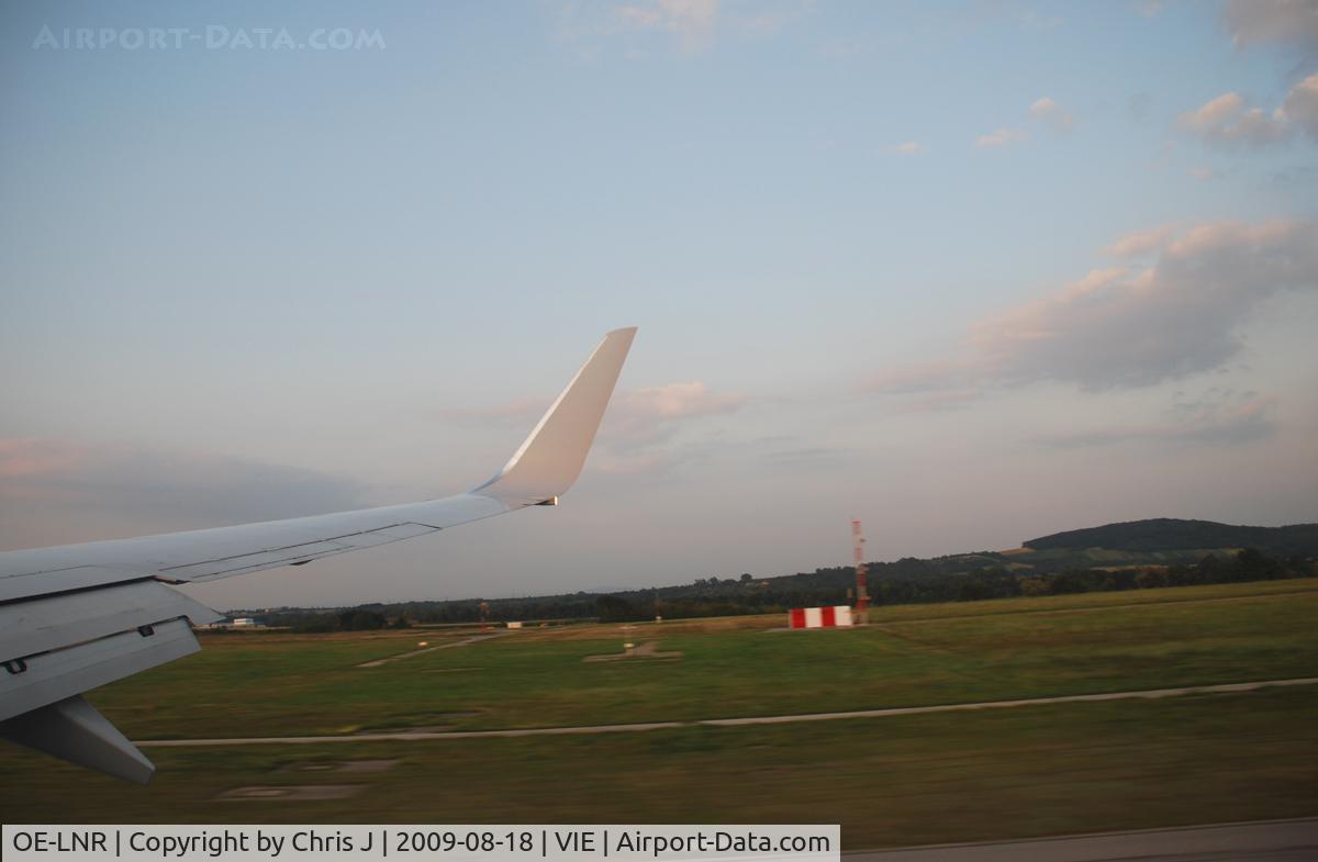 OE-LNR, 2005 Boeing 737-8Z9 C/N 33833, Lauda Boeing 737-8Z9 landing rwy 34 on flight OS9124 (AOK-VIE)
