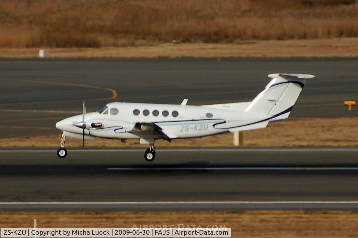 ZS-KZU, Beech 200 C/N BB-416, At Jo'burg