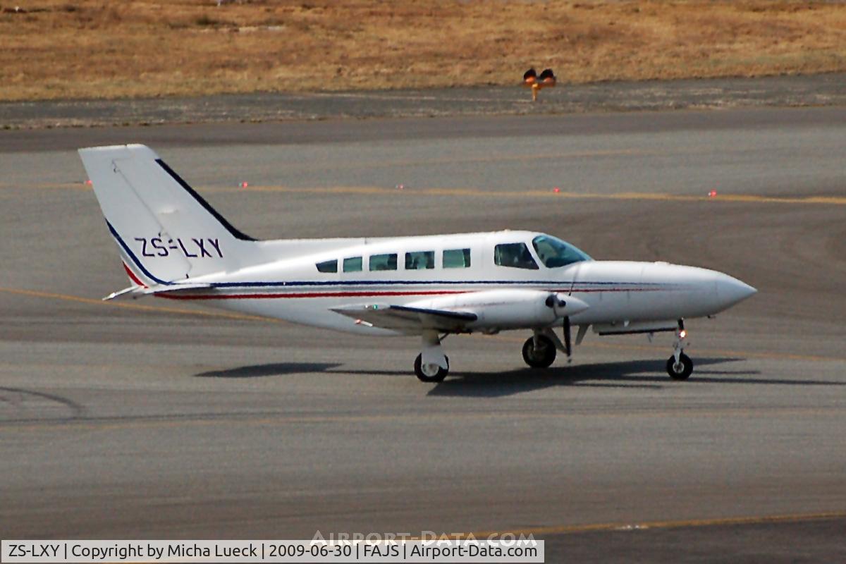ZS-LXY, Cessna 402C C/N 402C-0453, At Jo'burg