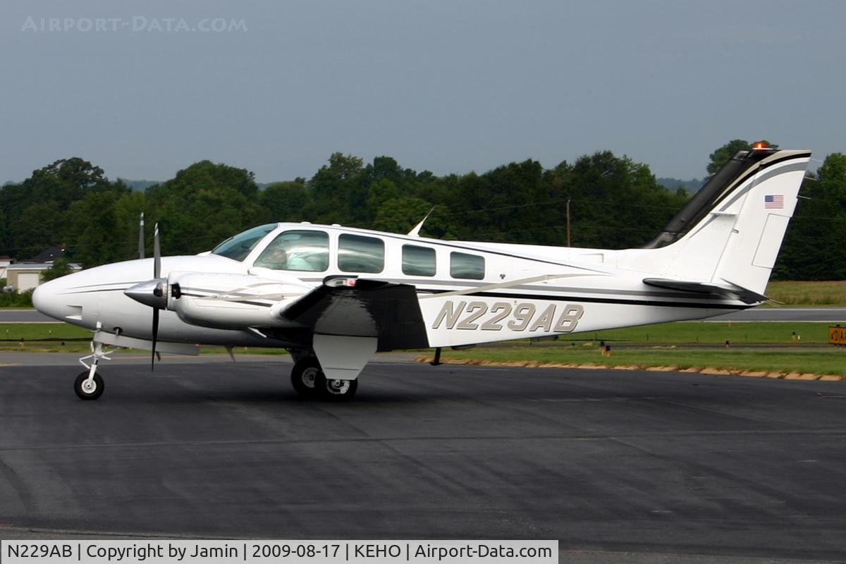 N229AB, 1992 Beech 58 Baron C/N TH-1676, This speedy visitor paid a quick visit.