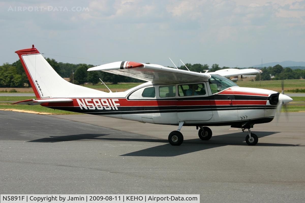 N5891F, 1967 Cessna 210G Centurion C/N 21058891, It's always nice when the pilot or copilot waves.