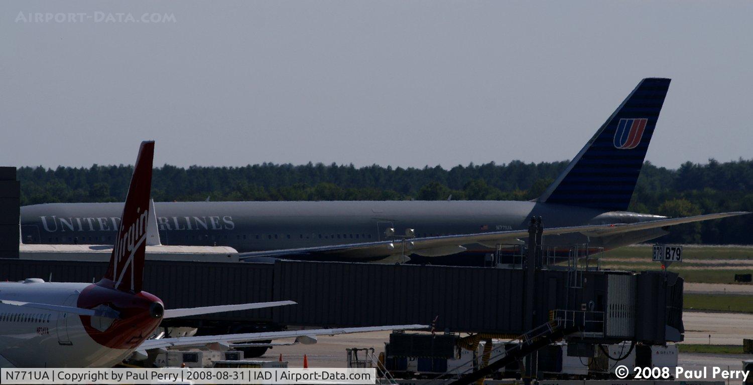 N771UA, 1995 Boeing 777-222 C/N 26932, Sneaking in to the terminal
