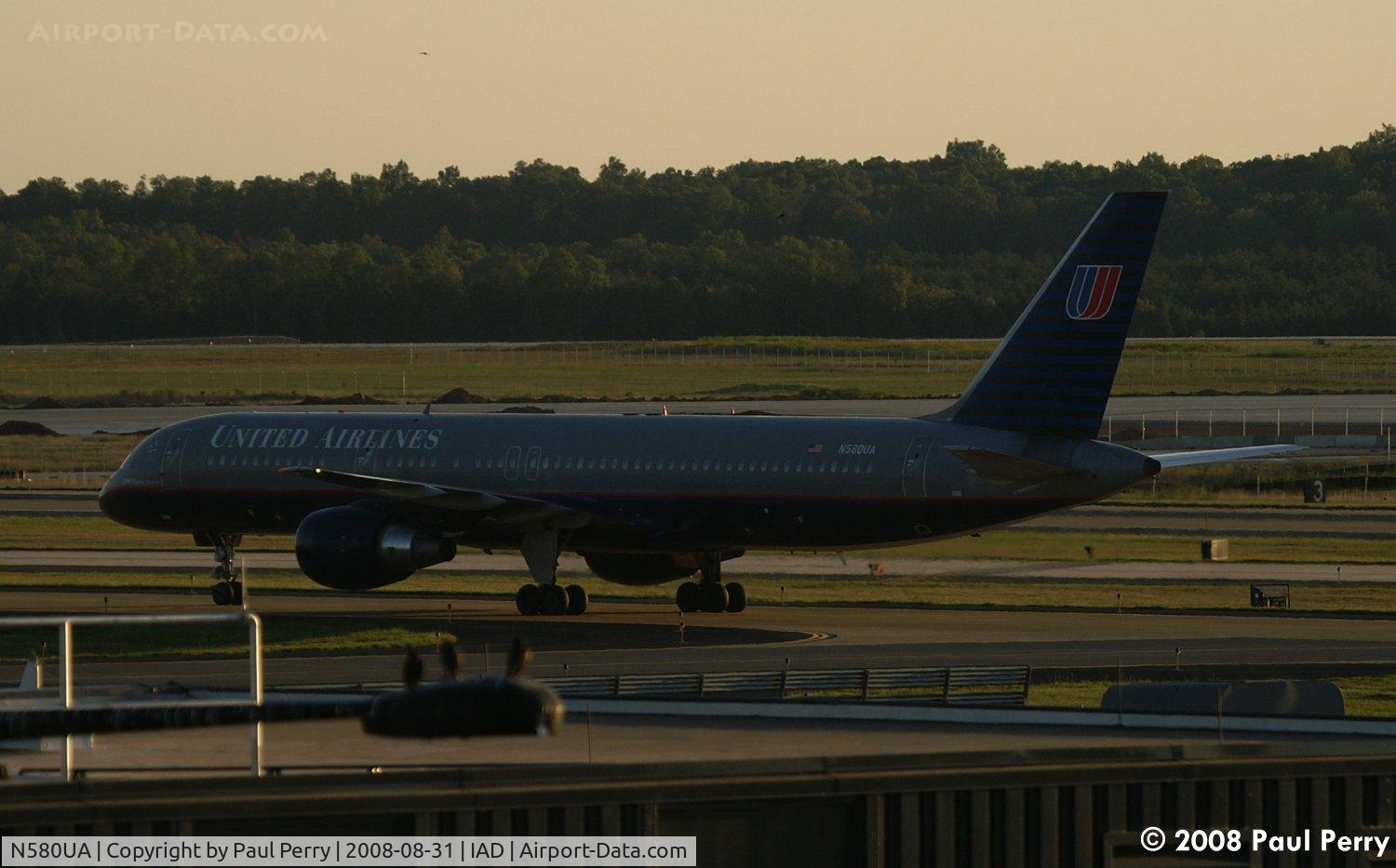 N580UA, 1993 Boeing 757-222 C/N 26698, Looks to be headed for mid-field