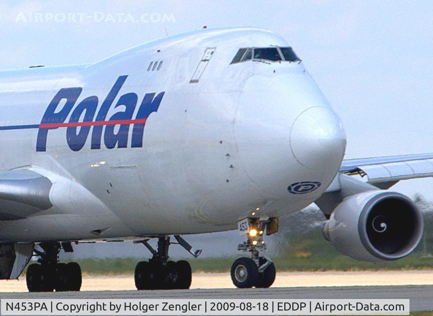 N453PA, 2001 Boeing 747-46NF C/N 30811, On the way to parking position