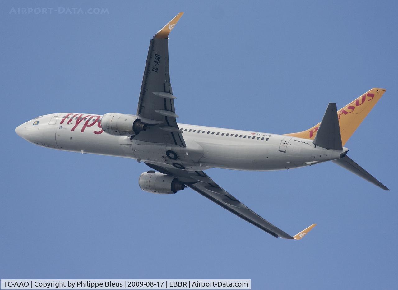 TC-AAO, 2000 Boeing 737-86N C/N 28619, Climbing early and high from rwy 25R. Plane has been EI-DJU and N255RY with both Futura and Ryan Intl and EC-HLN with Futura only.