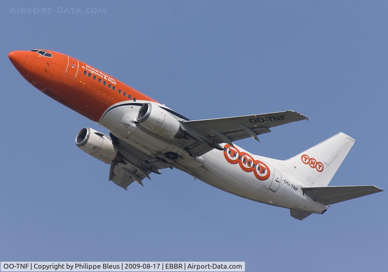 OO-TNF, 1988 Boeing 737-3Q8(QC) C/N 24131, That's climbing, folks ! Local resident off rwy 25R.