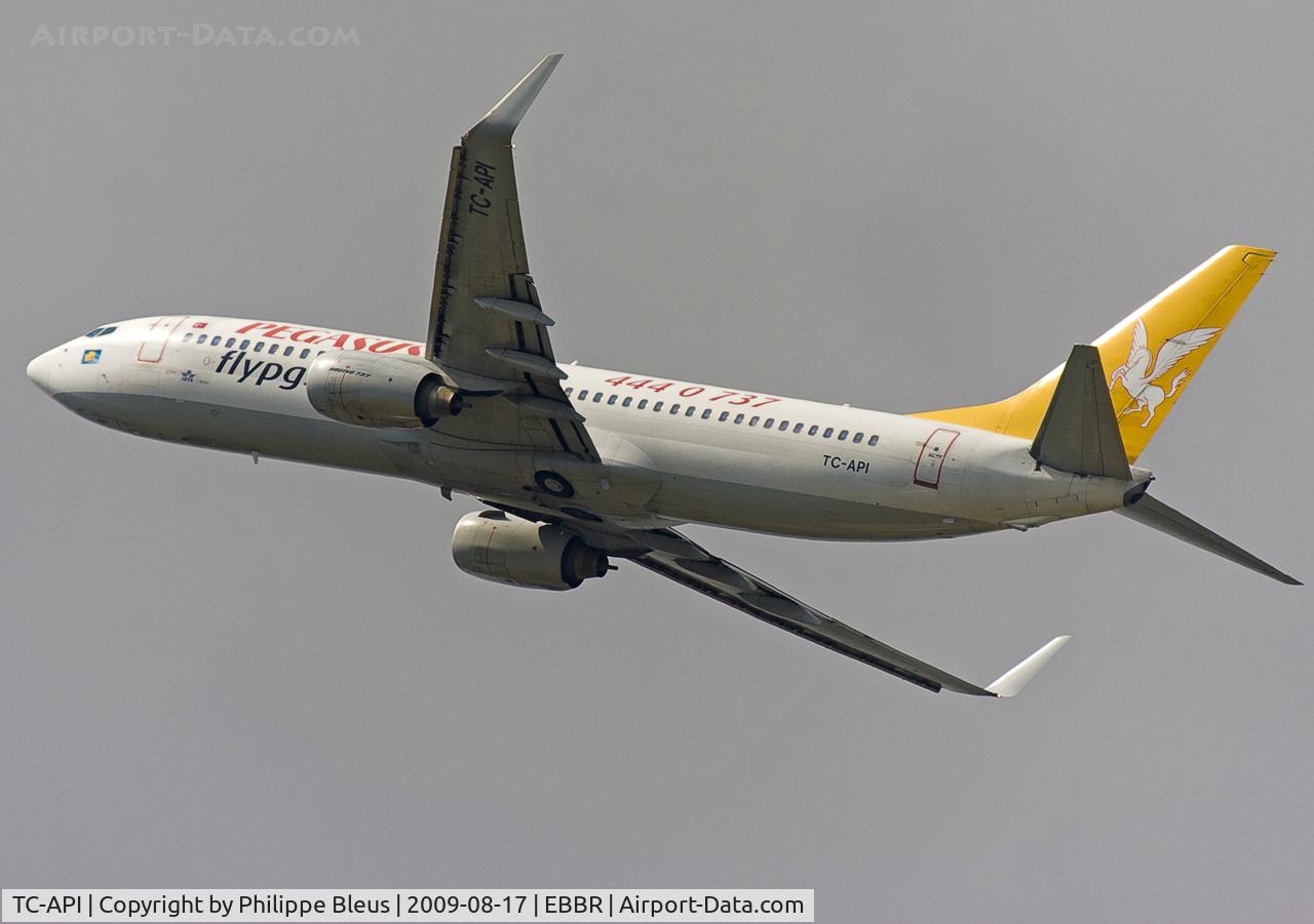 TC-API, 2002 Boeing 737-86N C/N 32732/1056, After take off on rwy 25R.