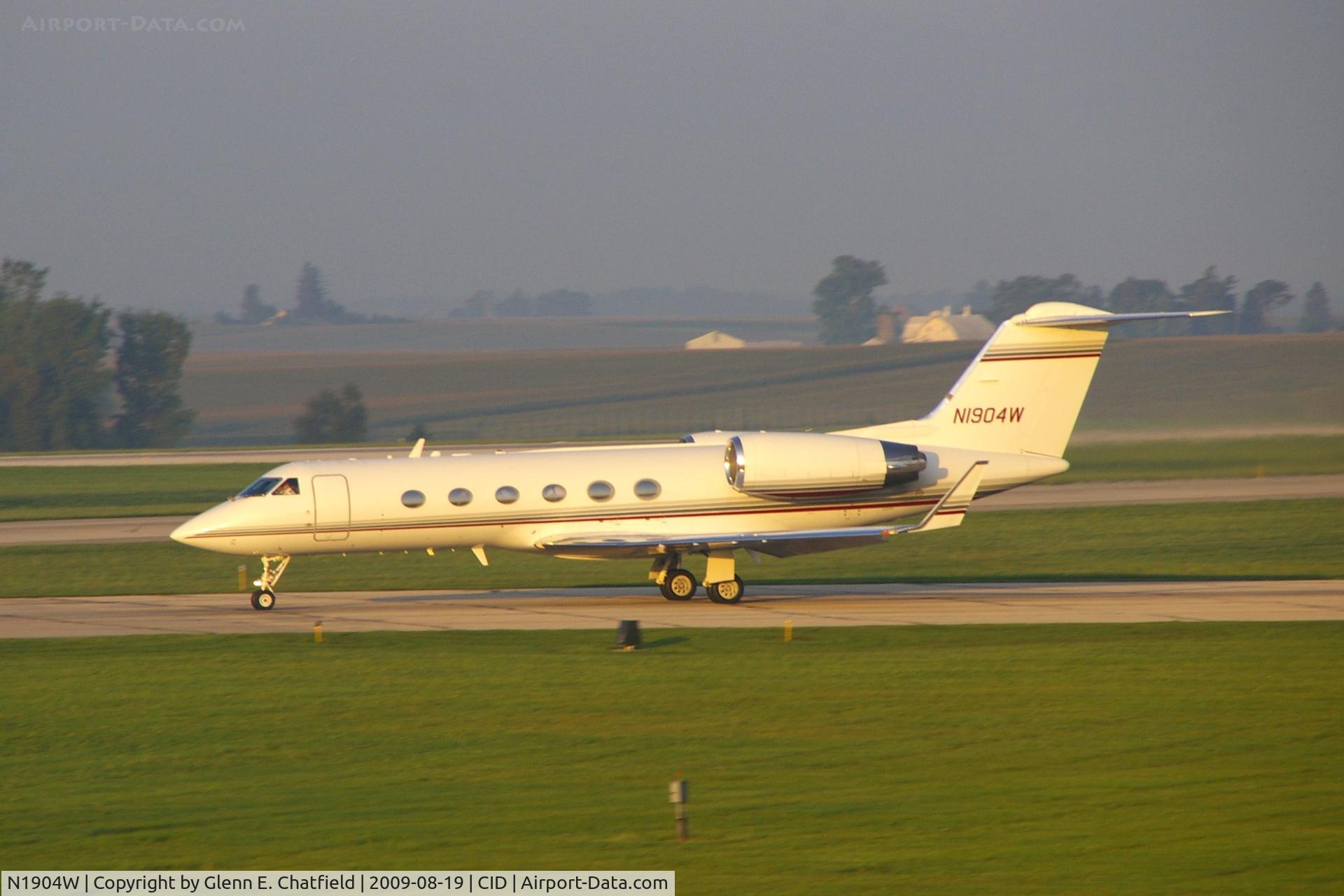 N1904W, 1994 Gulfstream Aerospace G-IV SP C/N 1237, Departing Runway 13 early morning