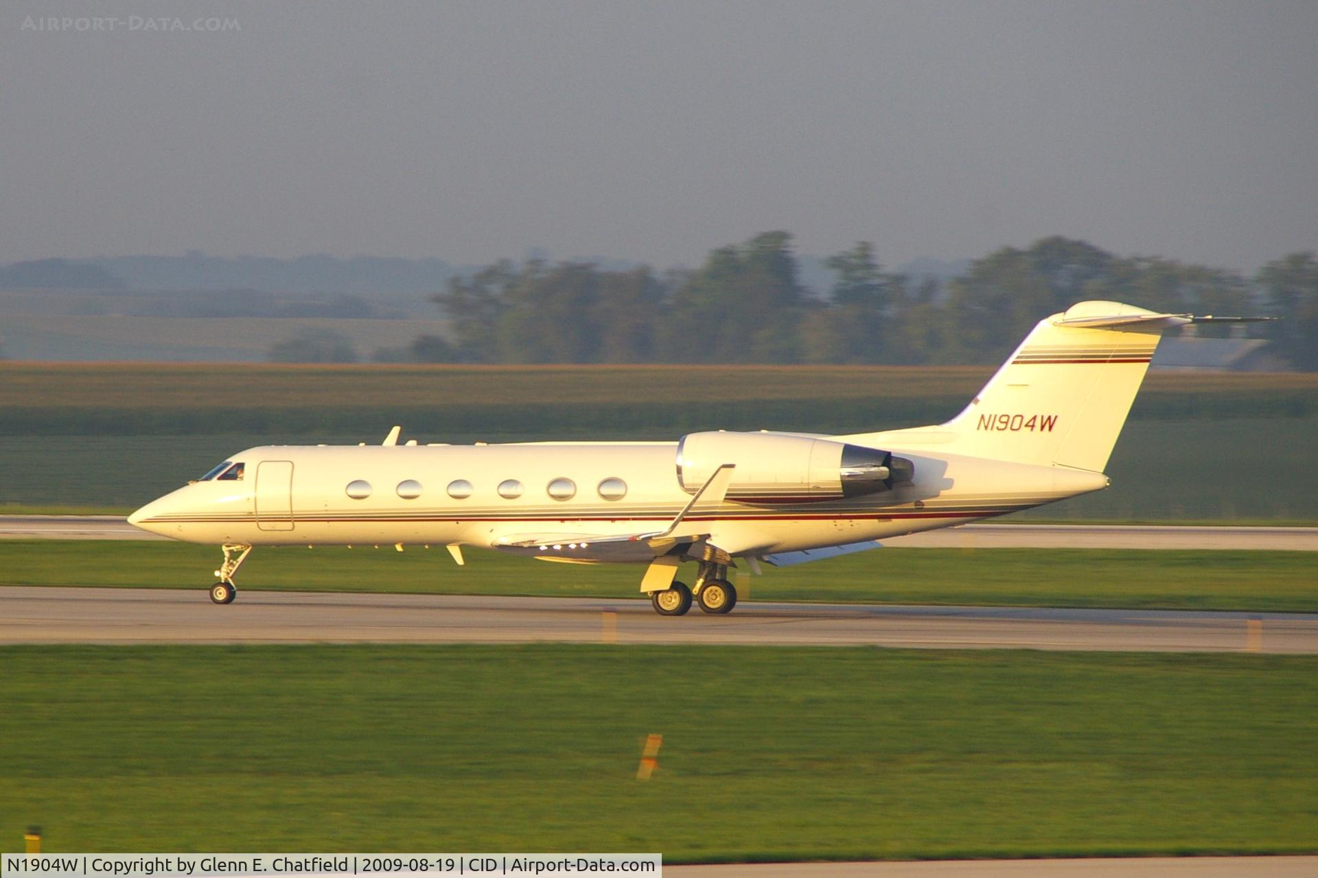 N1904W, 1994 Gulfstream Aerospace G-IV SP C/N 1237, Departing Runway 13 early morning