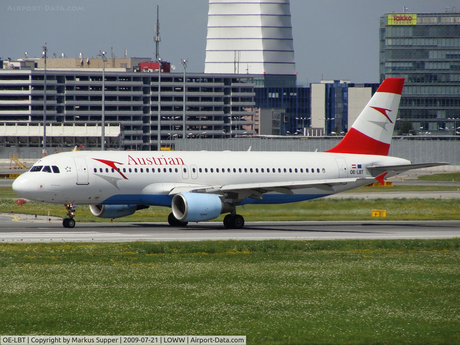 OE-LBT, 2000 Airbus A320-214 C/N 1387, Lined up on the runway
