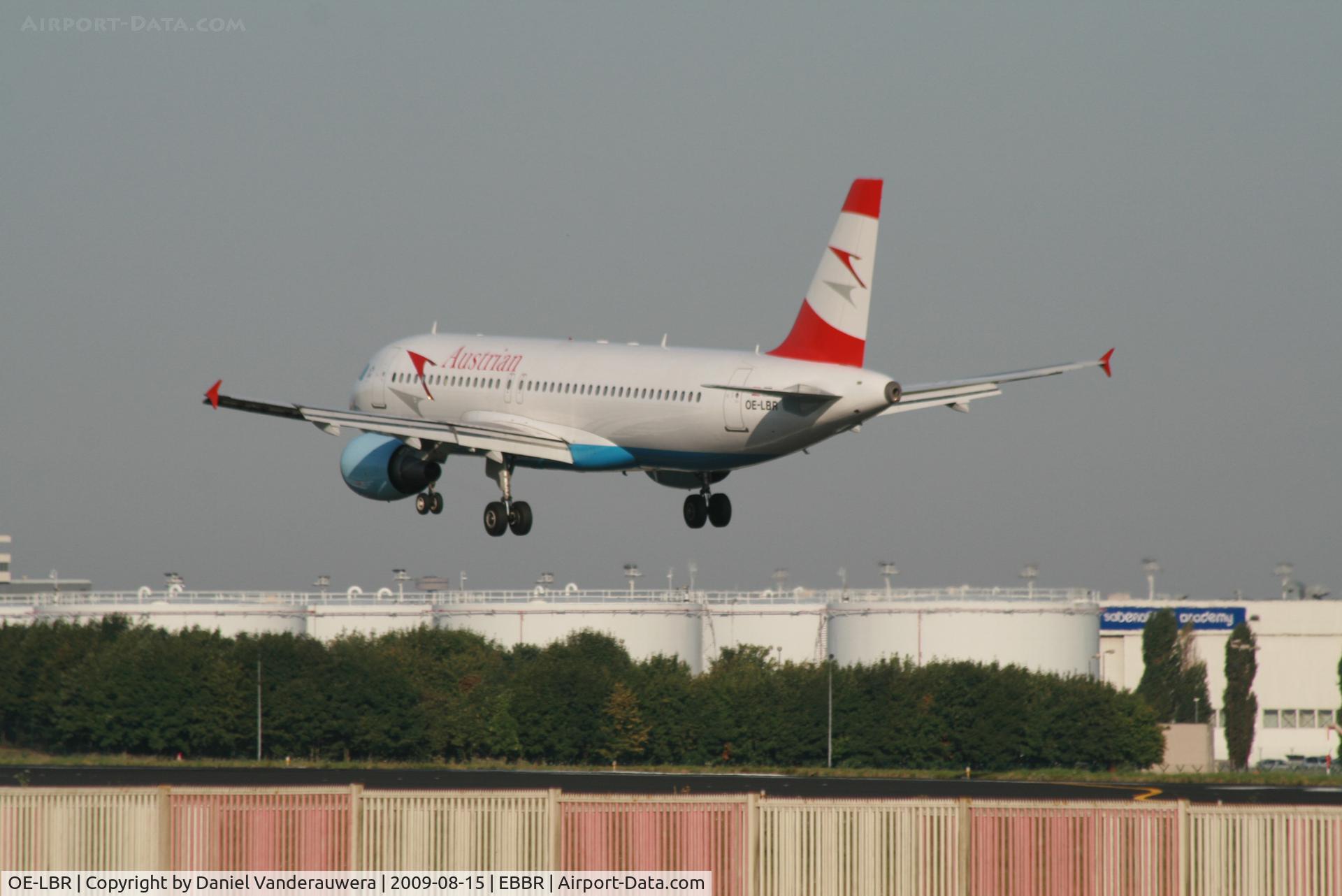 OE-LBR, 2000 Airbus A320-214 C/N 1150, flight OS351 is descending to rwy 25L