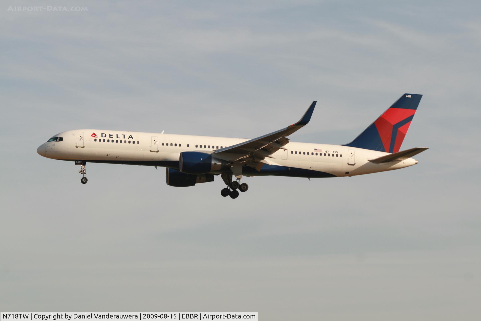 N718TW, 1999 Boeing 757-231 C/N 28486, arrival of flight DL140 to rwy 25L