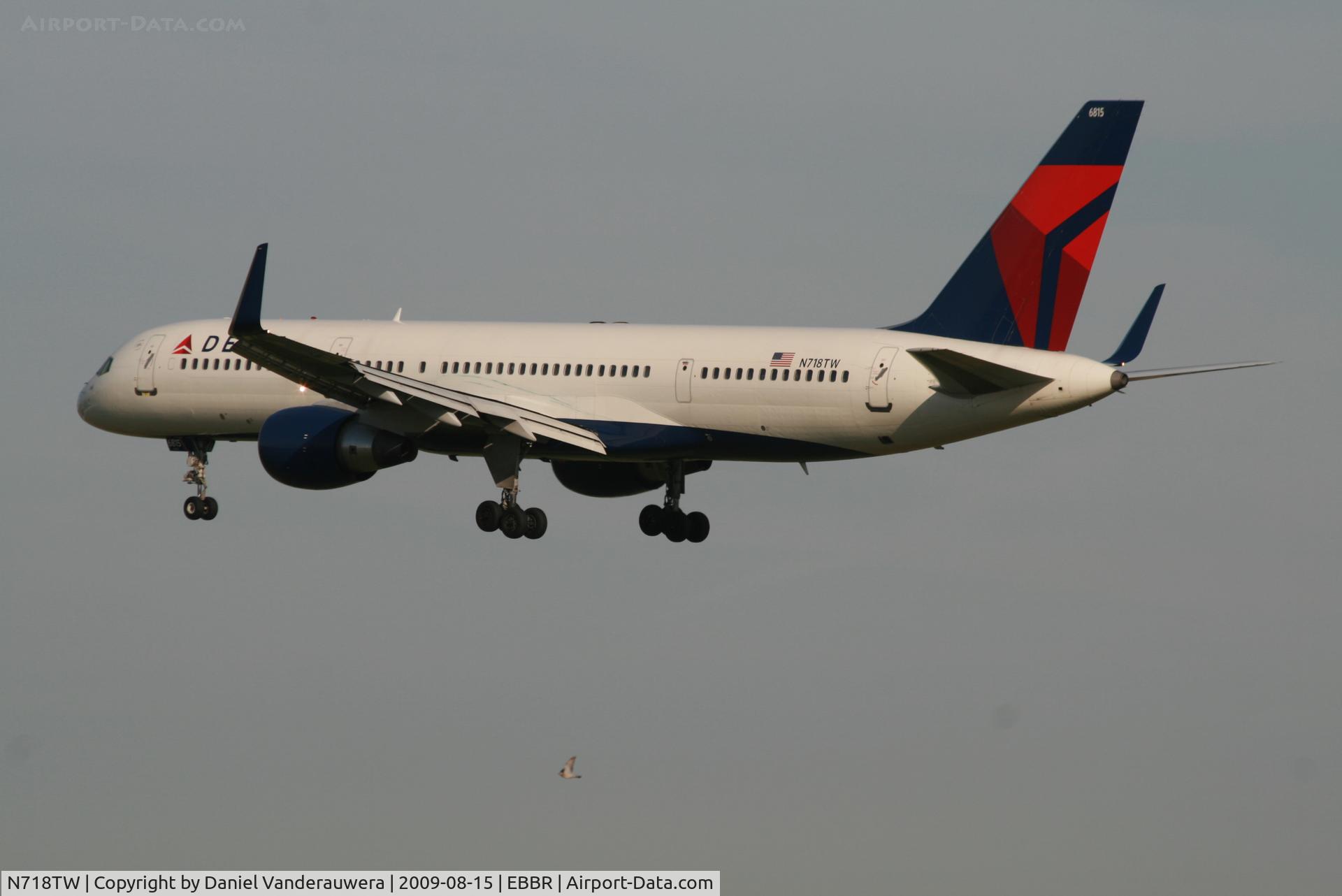 N718TW, 1999 Boeing 757-231 C/N 28486, flight DL140 is descending to rwy 25L