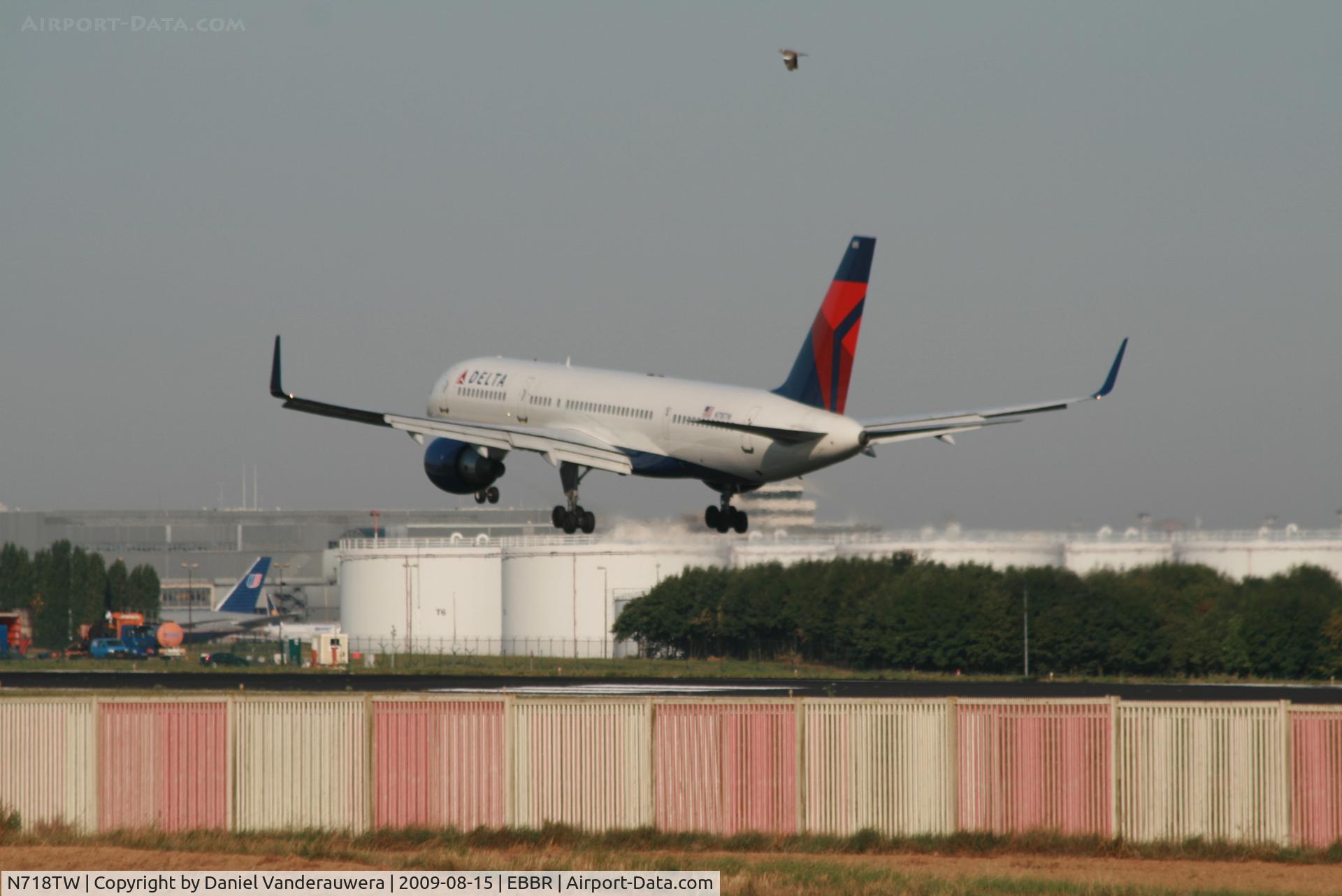 N718TW, 1999 Boeing 757-231 C/N 28486, several seconds before landing on rwy 25L