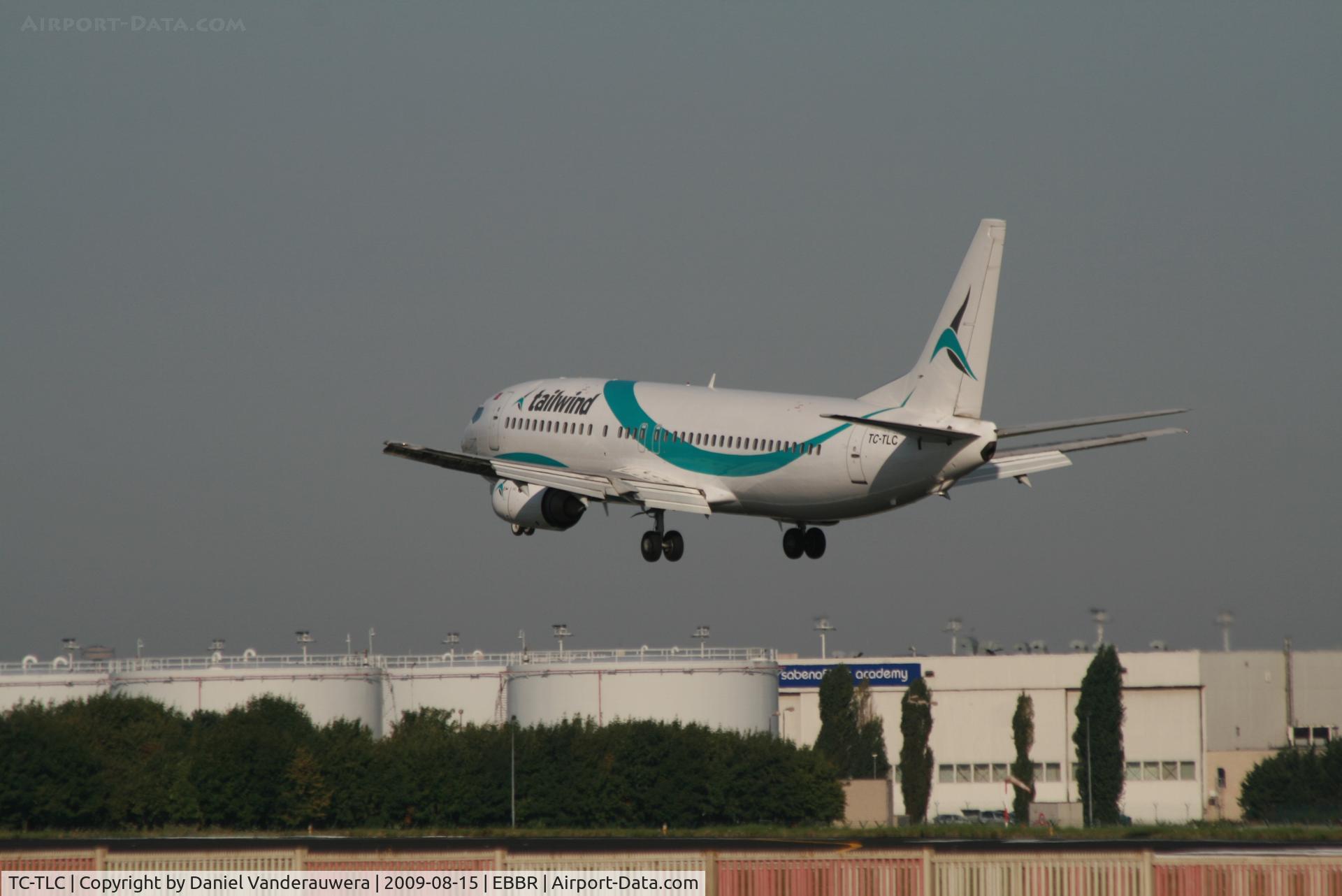 TC-TLC, 1994 Boeing 737-4Q8 C/N 25112, flight TWI471 is descending to rwy 25L