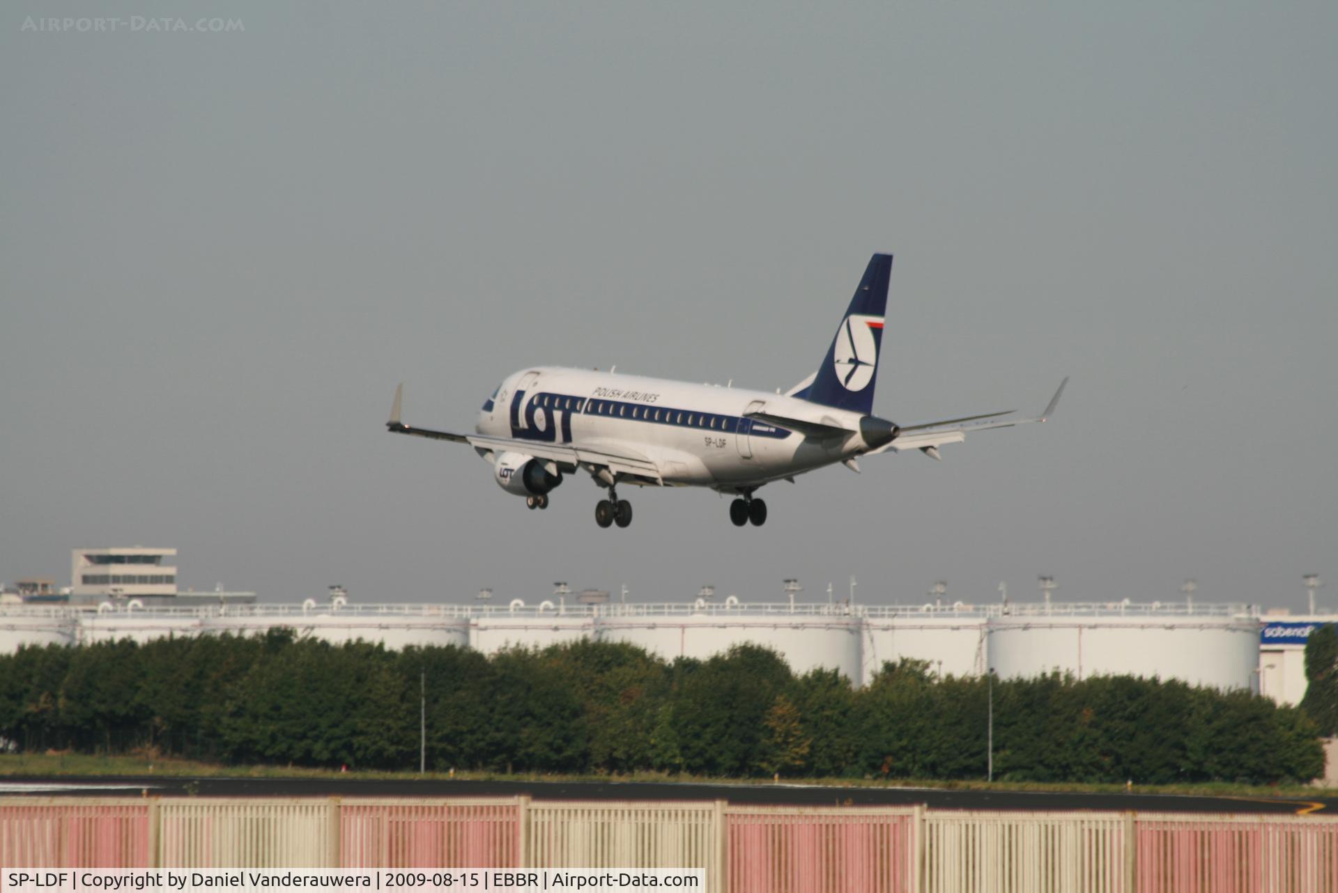SP-LDF, 2004 Embraer 170ST (ERJ-170-100ST) C/N 17000035, flight LO235 is descending to rwy 25L