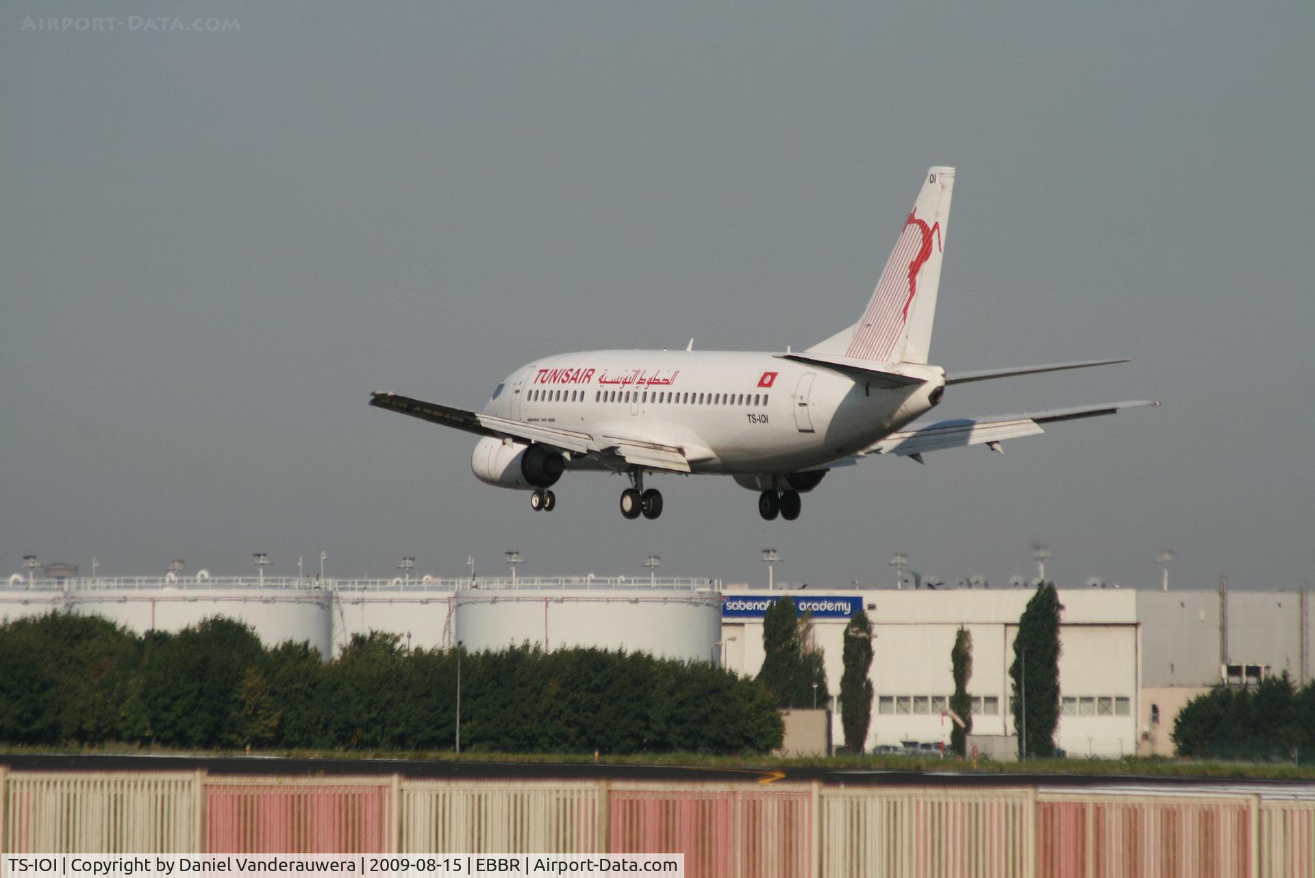 TS-IOI, 1994 Boeing 737-5H3 C/N 27257, flight TU8496 is descending to rwy 25L