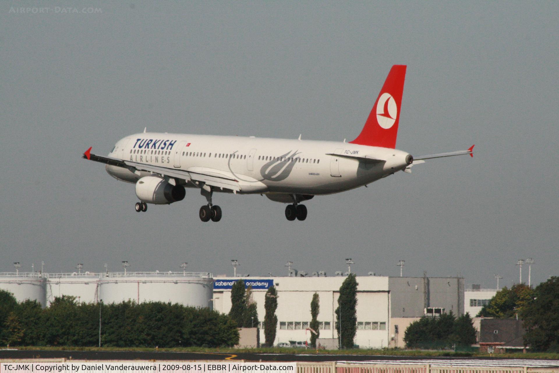 TC-JMK, 2008 Airbus A321-232 C/N 3738, several seconds before landing on rwy 25L