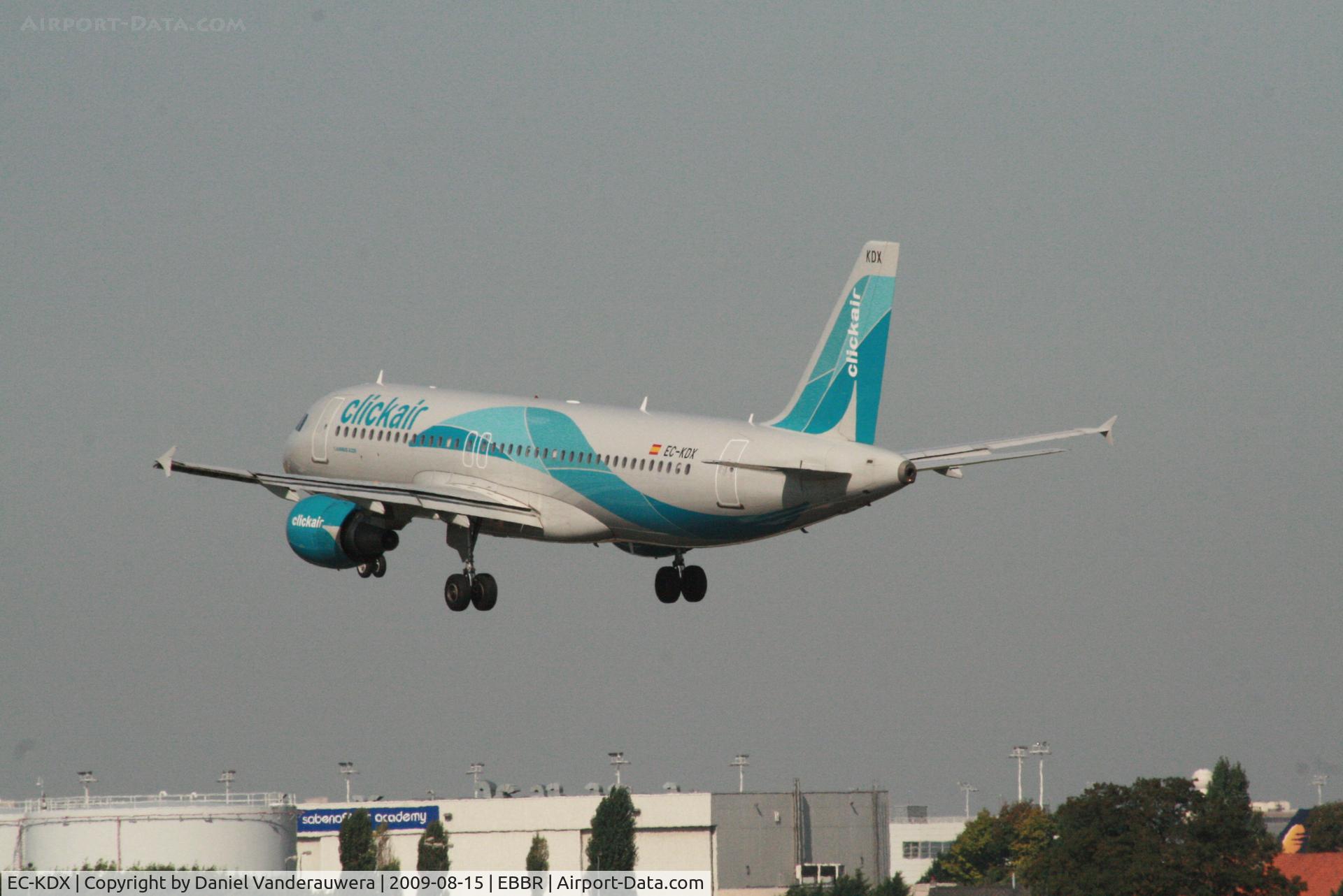EC-KDX, 2007 Airbus A320-216 C/N 3151, flight VY7060 is descending to rwy 25L