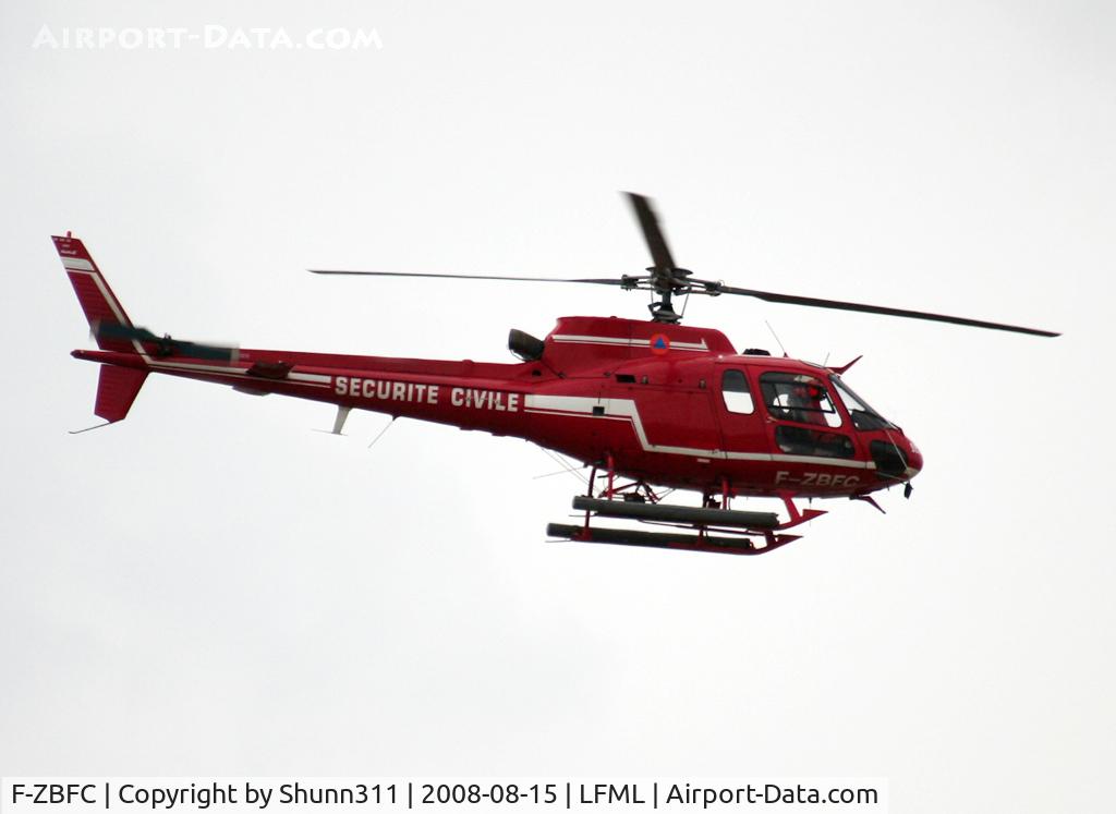 F-ZBFC, Aerospatiale AS-350B-2 Ecureuil C/N 2109, Landing to the his base in front of the airport...