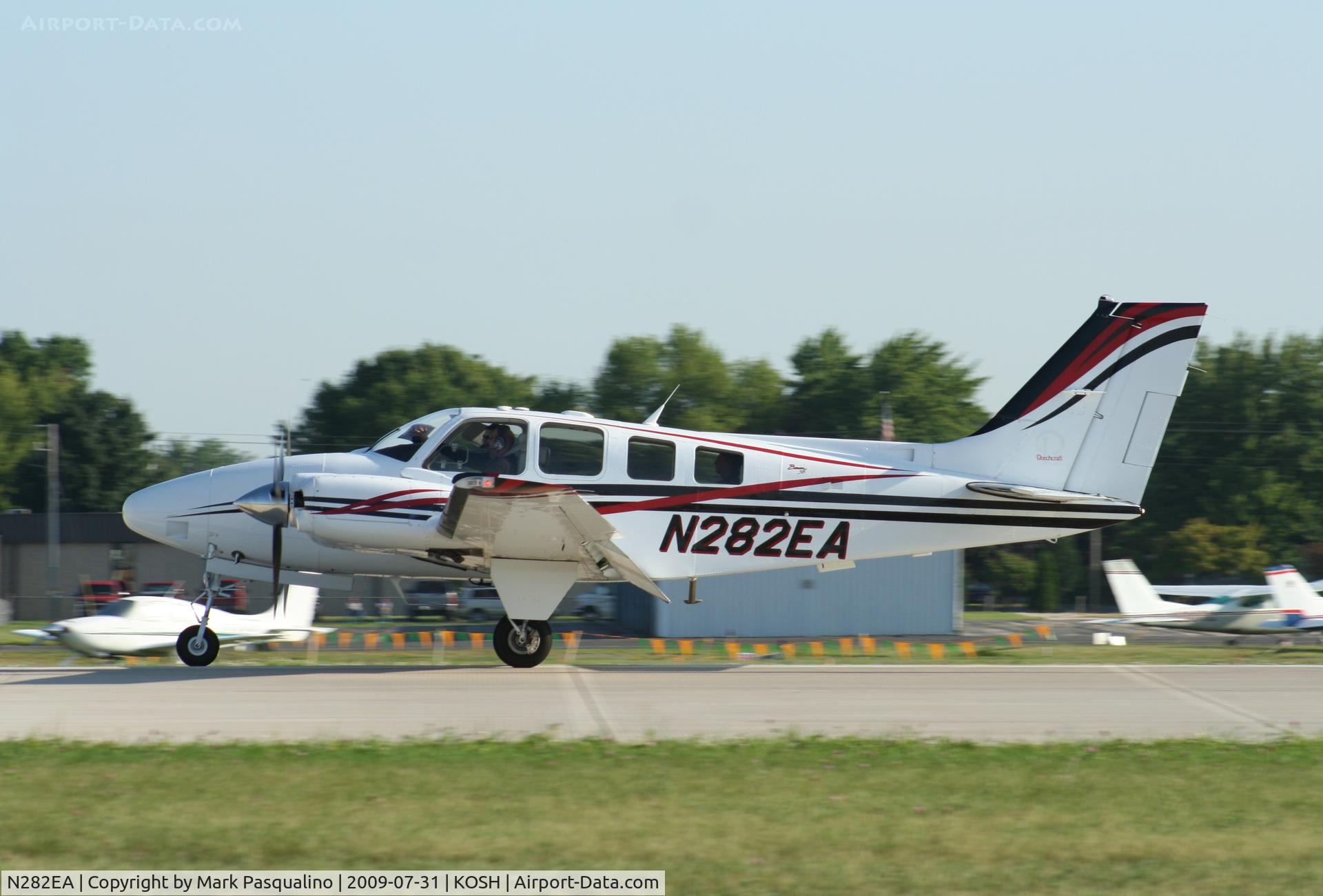 N282EA, Raytheon Aircraft Company 58 C/N TH-2082, Beech 58