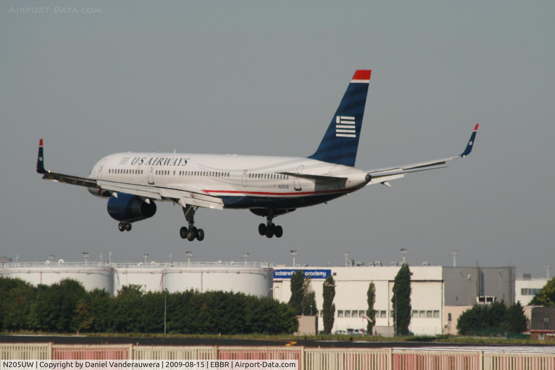 N205UW, 2000 Boeing 757-23N C/N 30887, flight US750 is descending to rwy 25L
