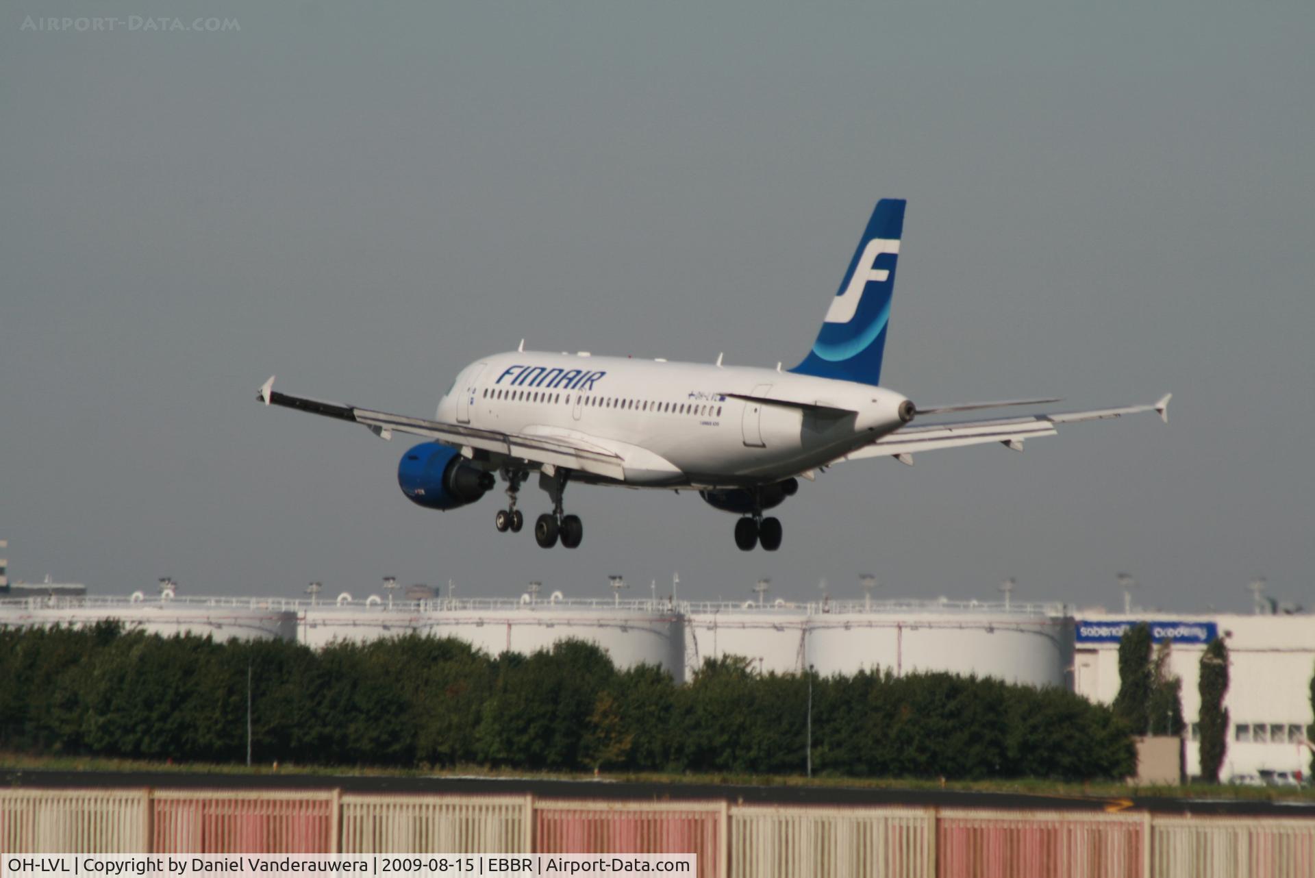 OH-LVL, 2004 Airbus A319-112 C/N 2266, Flight AY811 is descending to rwy 25L