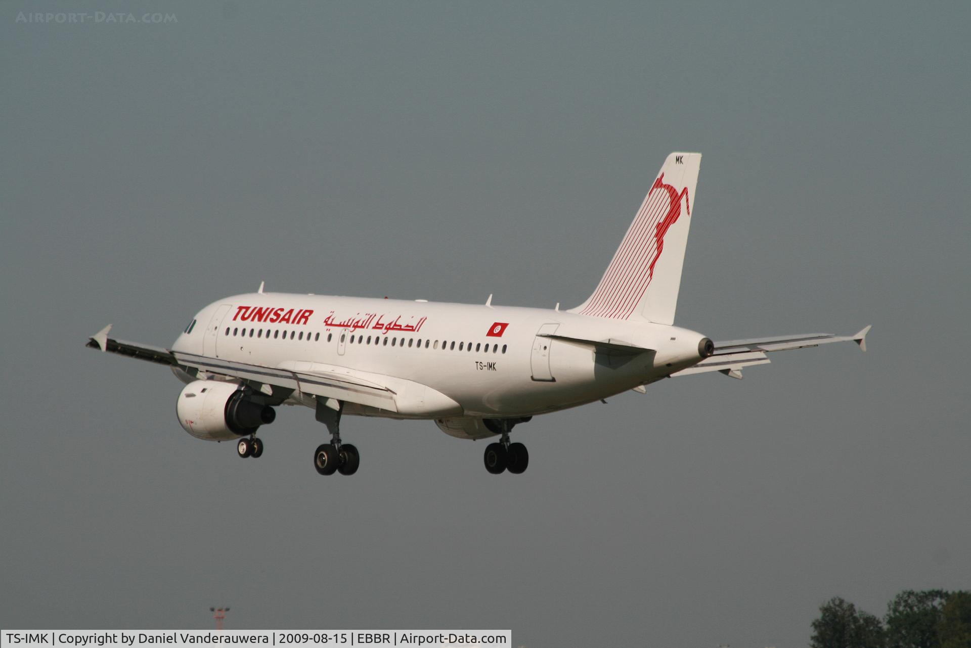 TS-IMK, 1998 Airbus A319-114 C/N 880, flight TU726 is descending to rwy 25L