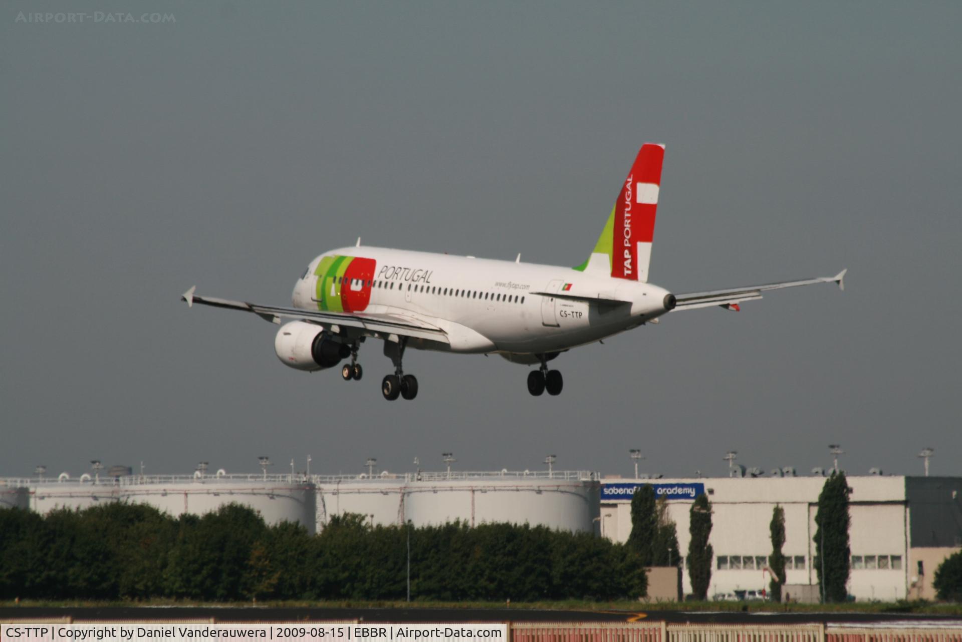 CS-TTP, 2000 Airbus A319-111 C/N 1165, flight TP604 is descending to rwy 25L