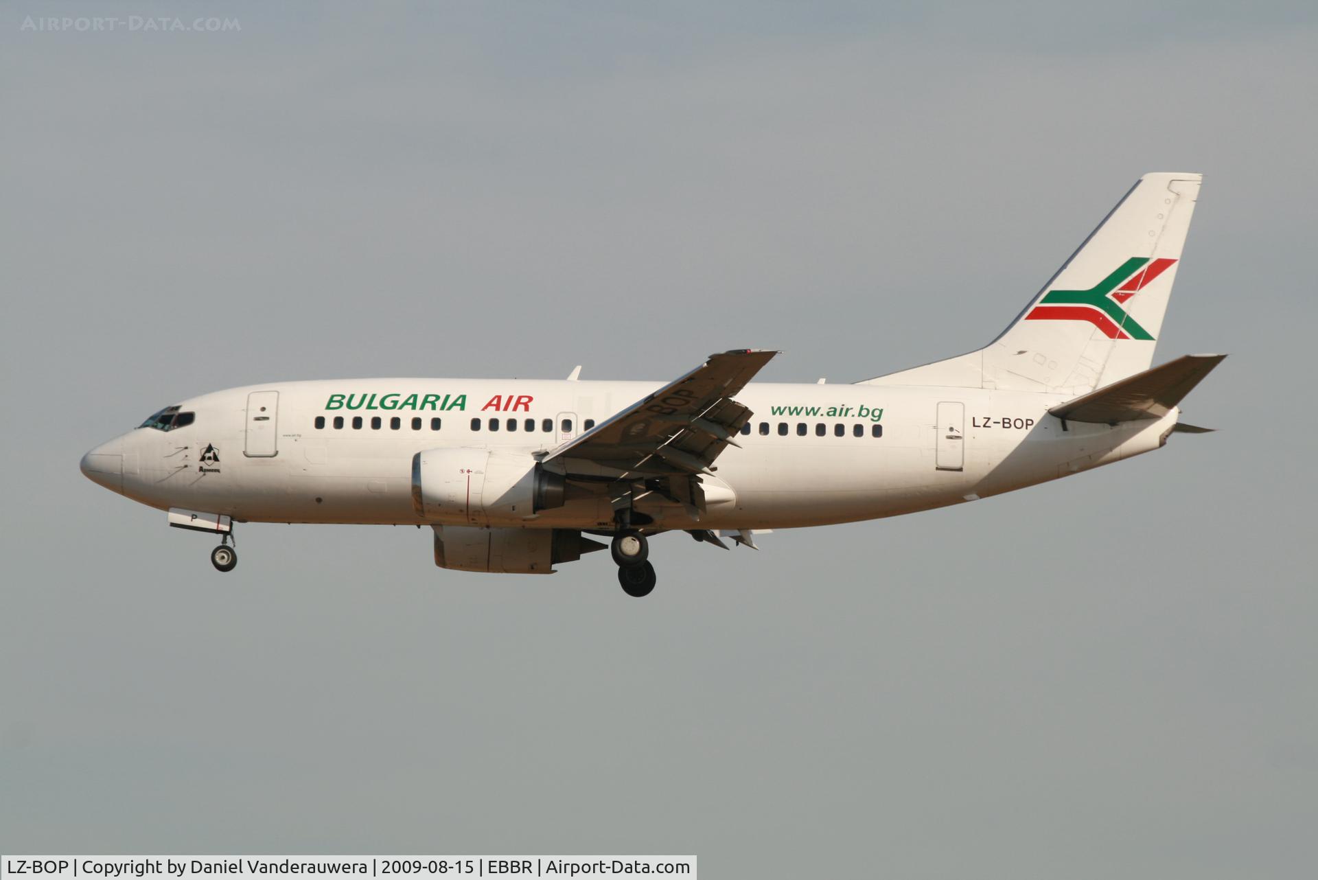 LZ-BOP, 1993 Boeing 737-522 C/N 26704, flight FB407 is descending to rwy 25L