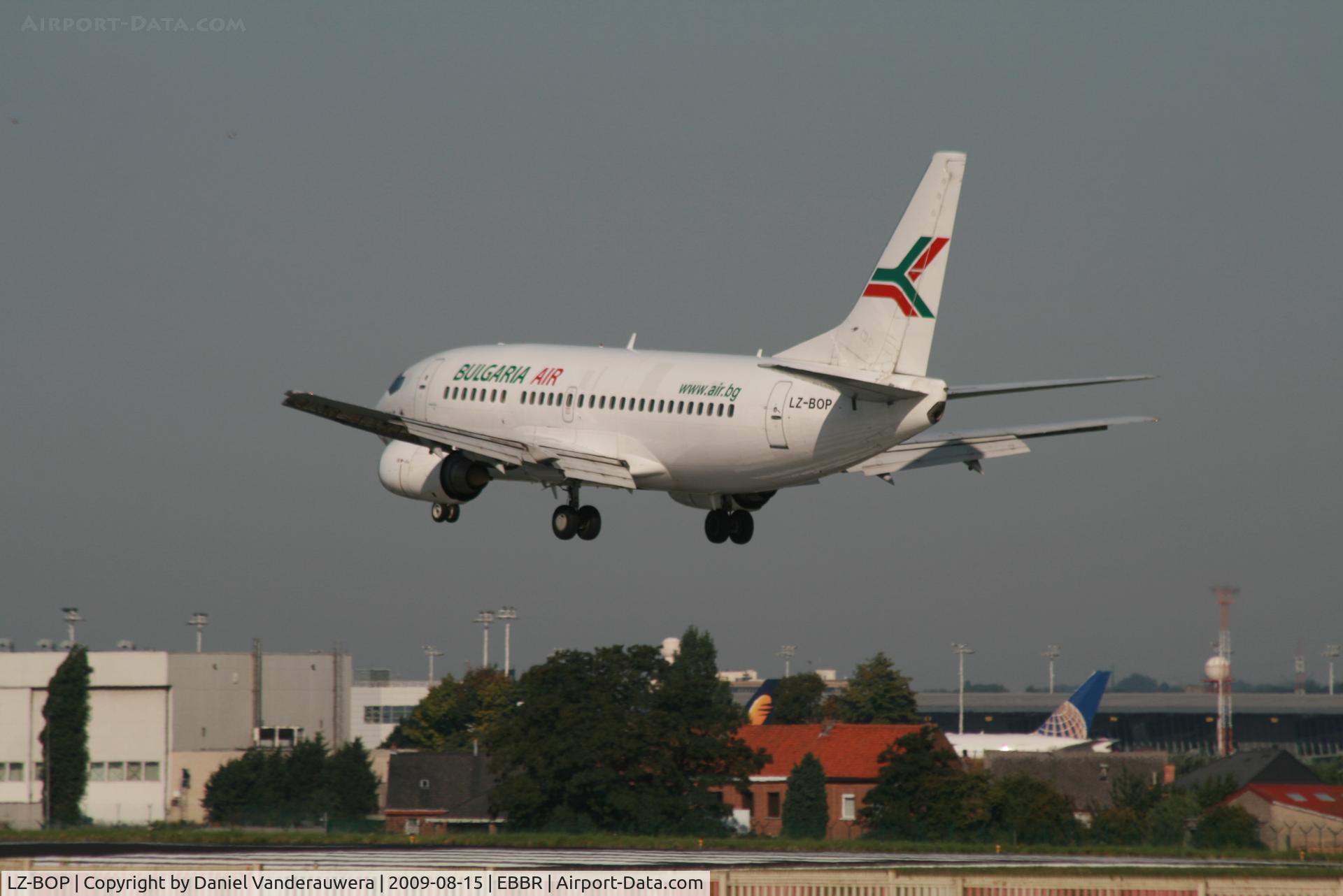 LZ-BOP, 1993 Boeing 737-522 C/N 26704, several seconds before landing on rwy 25L