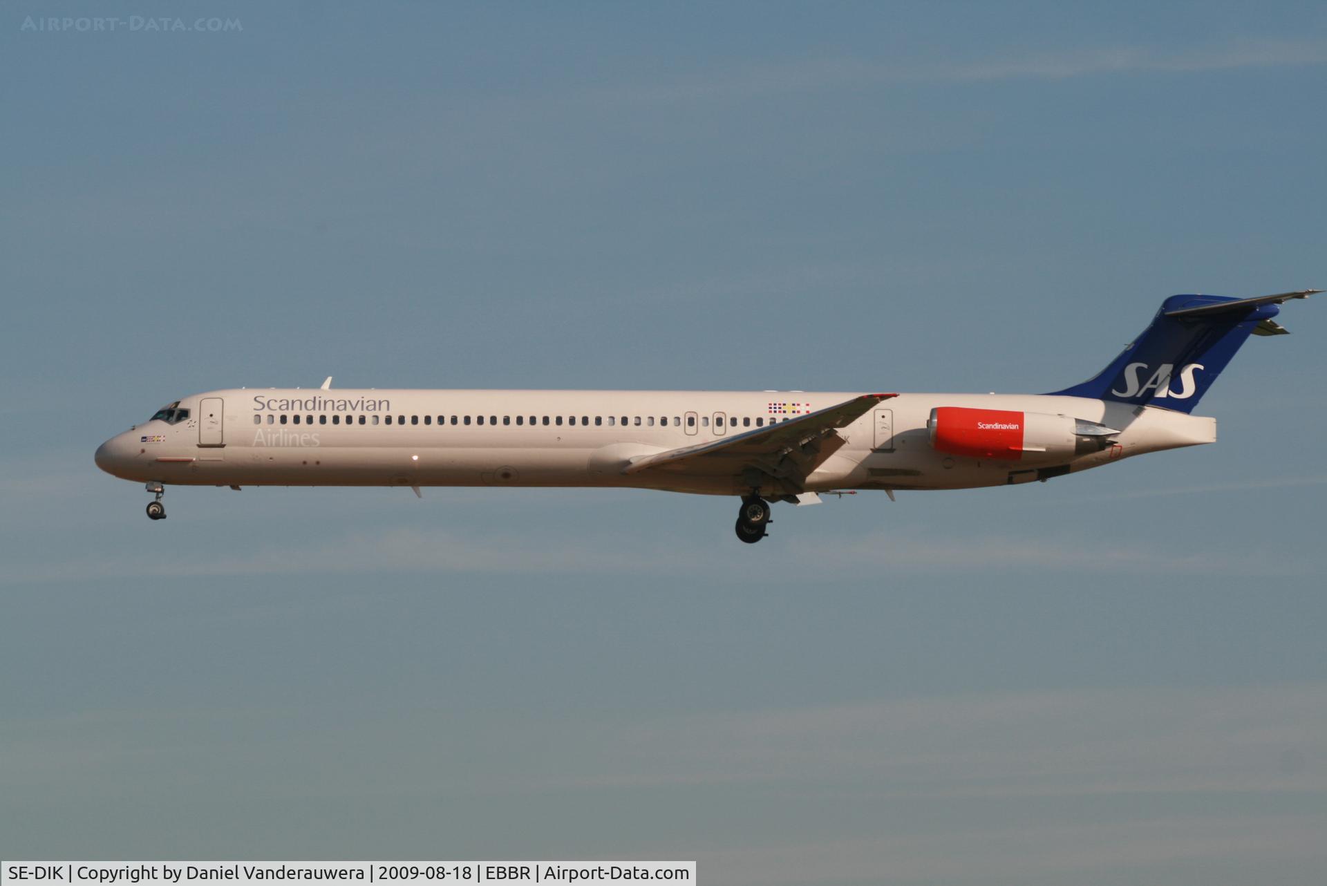 SE-DIK, 1988 McDonnell Douglas MD-82 (DC-9-82) C/N 49728, arrival of flight SK593 to rwy 25L
