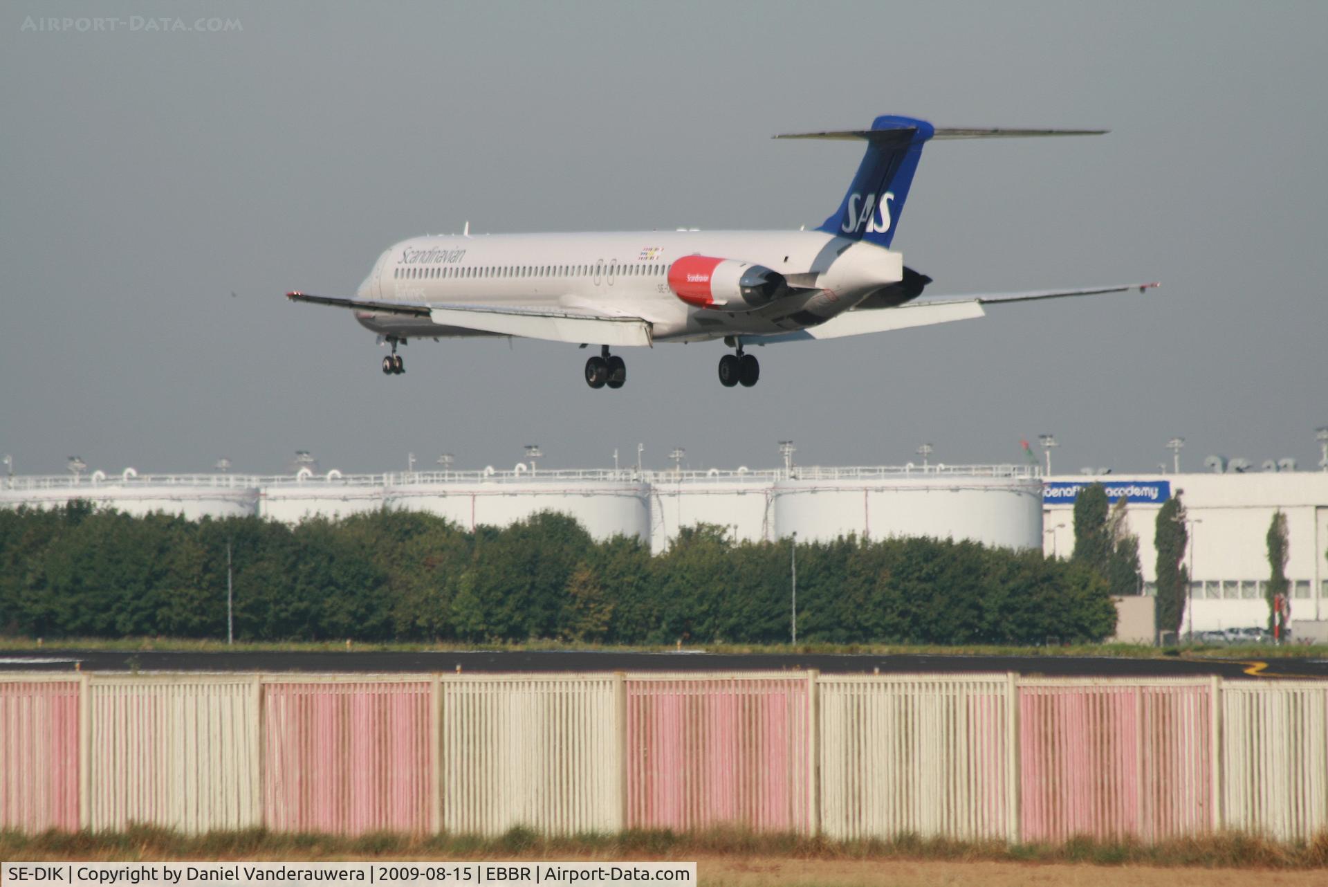 SE-DIK, 1988 McDonnell Douglas MD-82 (DC-9-82) C/N 49728, flight SK593 is descending to rwy 25L