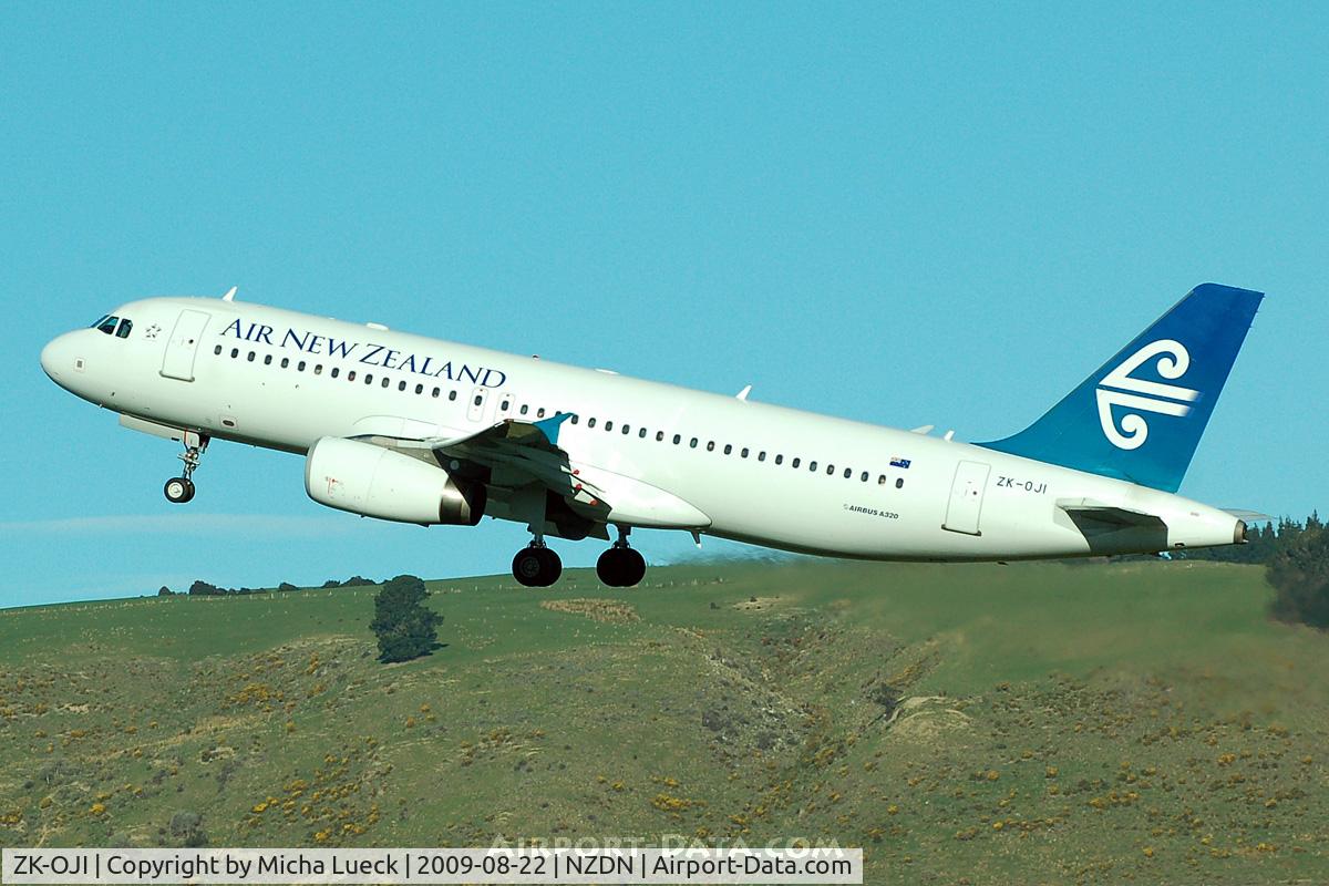 ZK-OJI, 2004 Airbus A320-232 C/N 2297, Climbing out of Dunedin